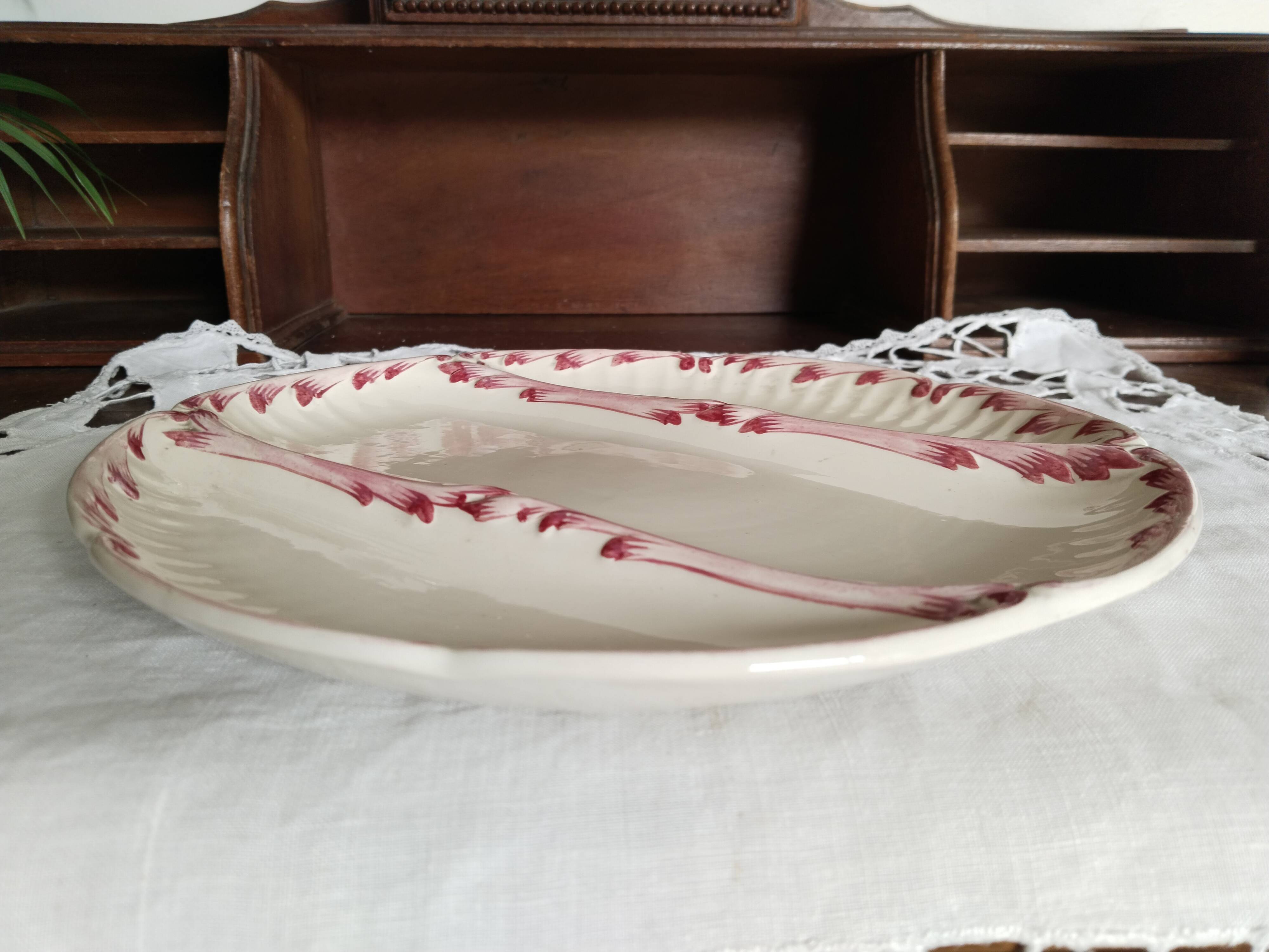Asparagus plate, Sarreguemines earthenware, dark pink pattern