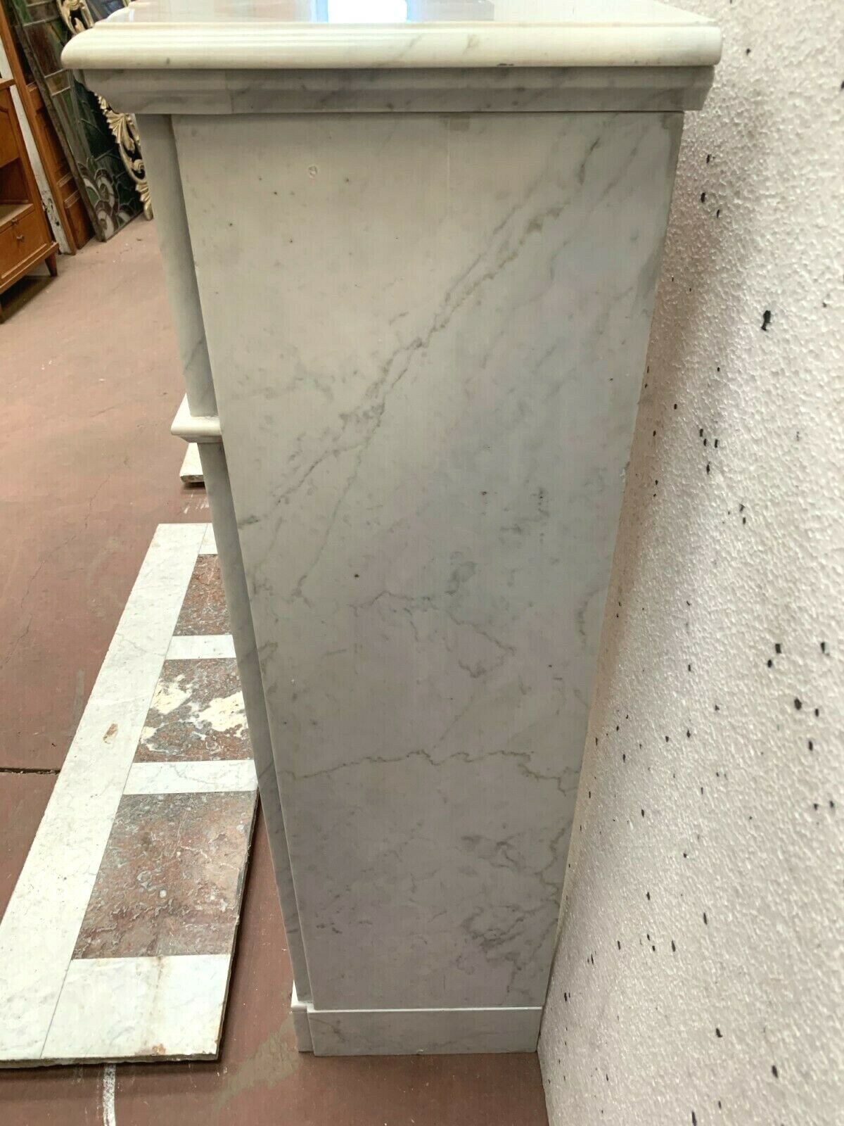 Cheminée de style Louis XVI en marbre blanc veiné de Carrare XIX siècle