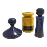 Ensemble de trois vases et bouteilles postmodernes émaillés bleus et jaunes par Parravicini