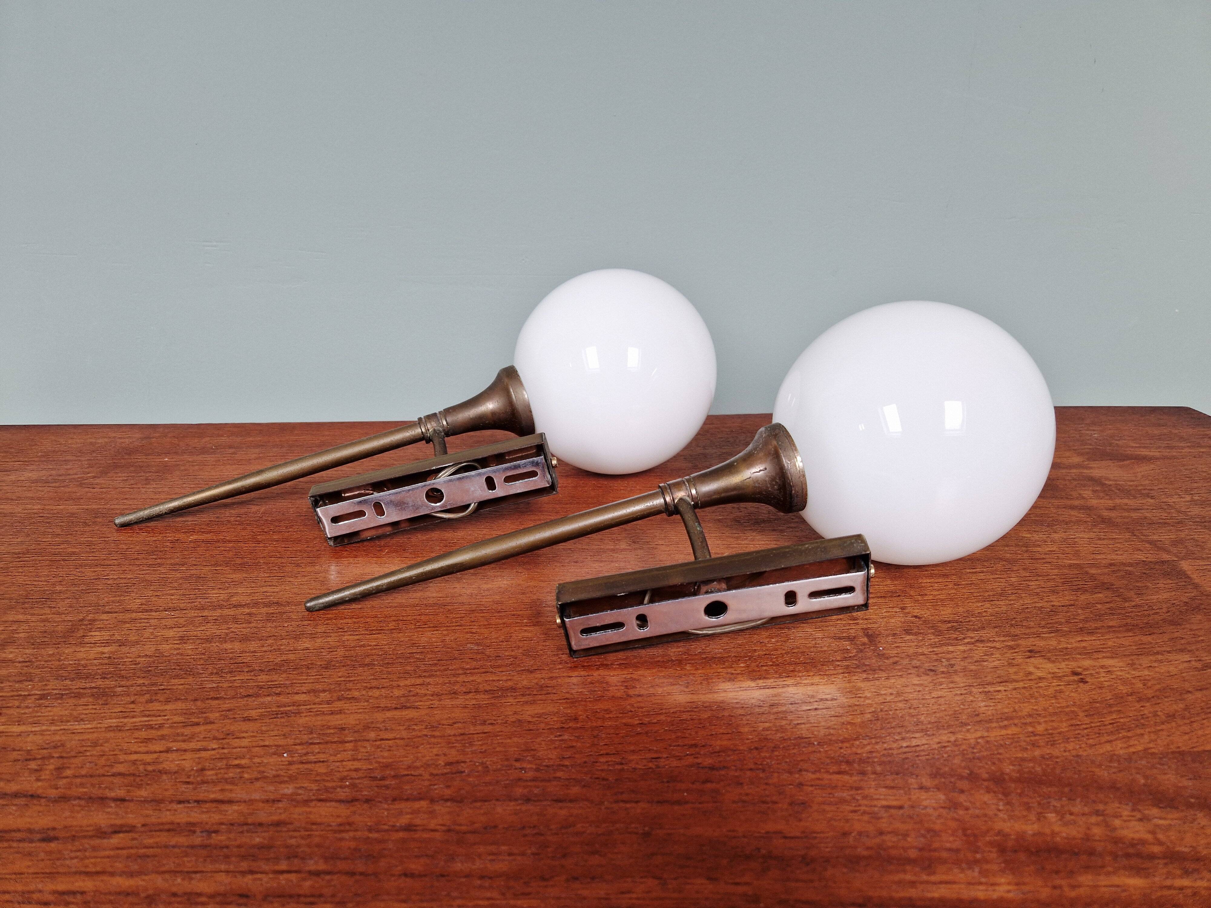 Pair of Art Deco wall sconces in brass and white opaline, 1930.