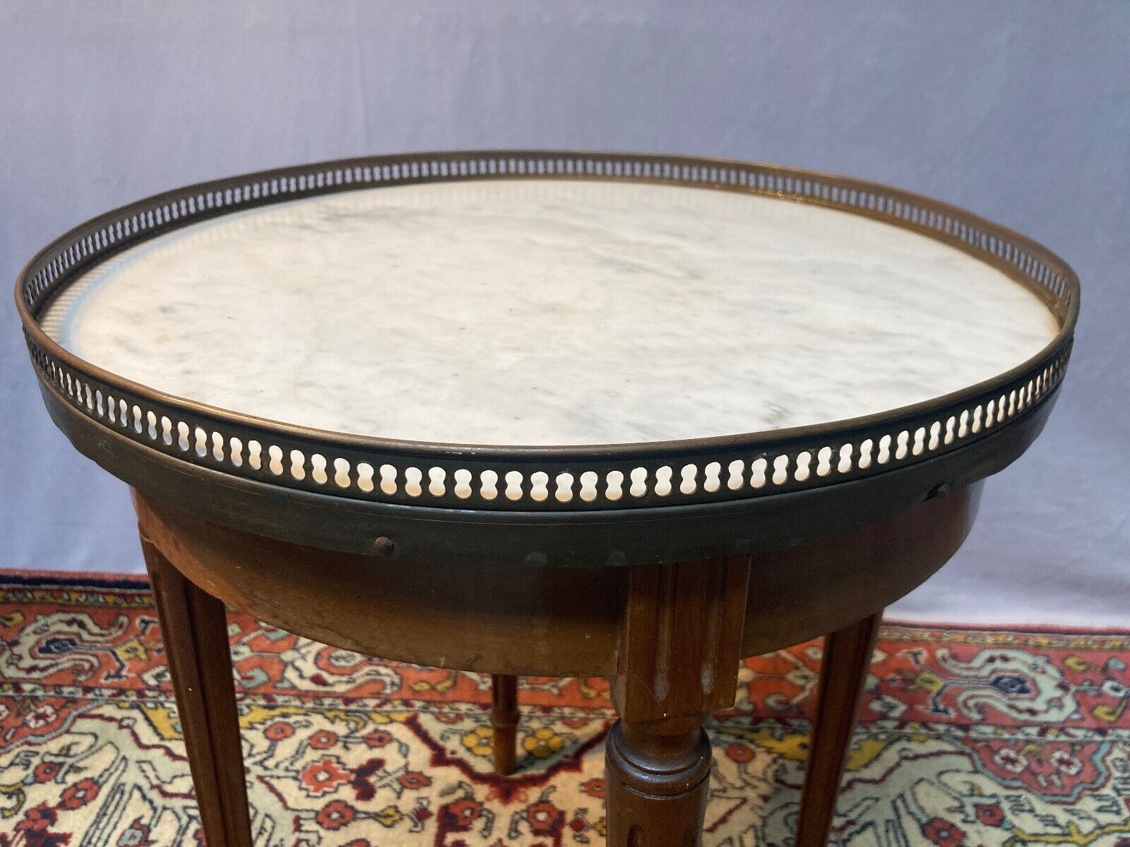 Table hot water bottle top in white marble