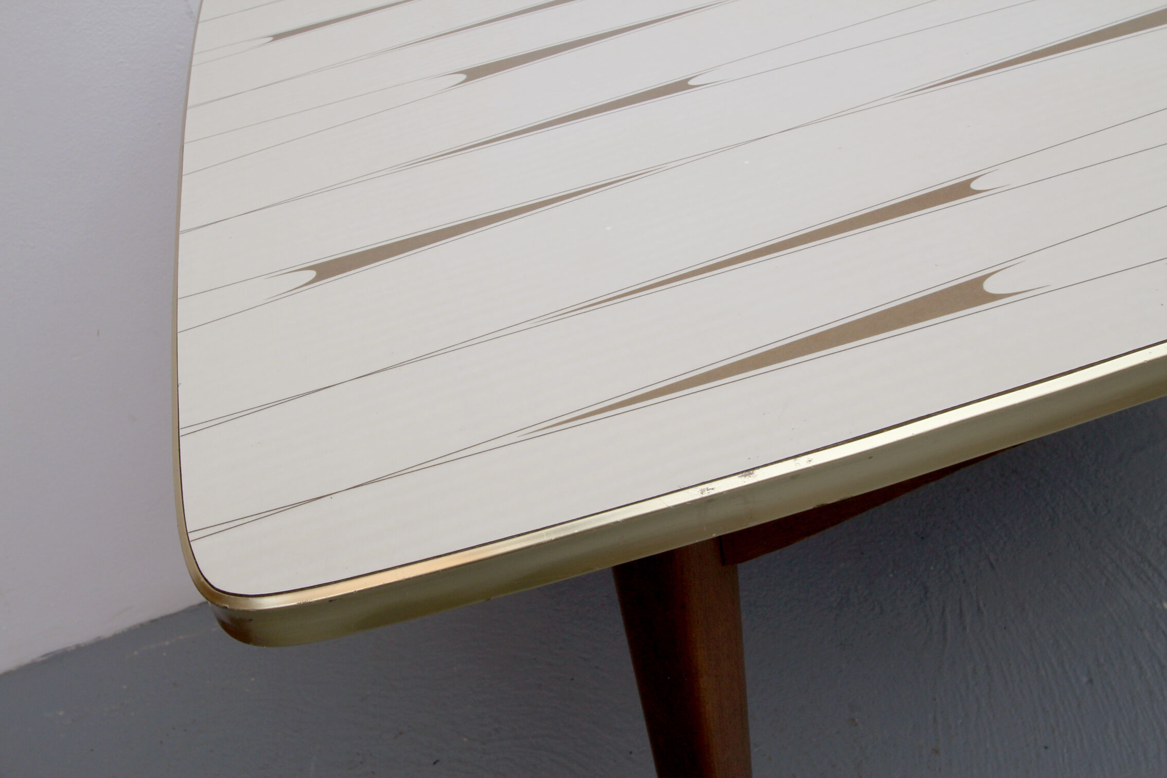 1950s extendible coffeetable in formica