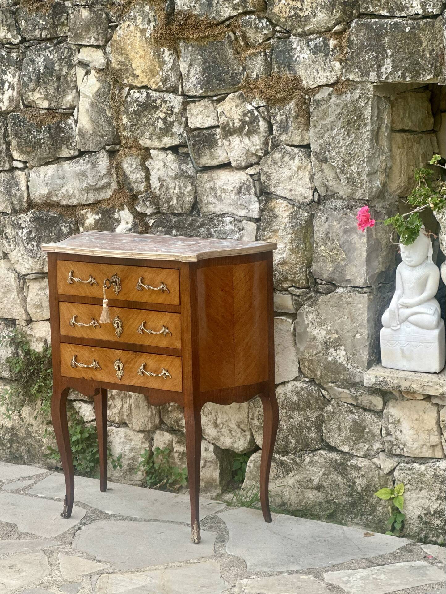 Charming small chest of drawers in precious wood marquetry.