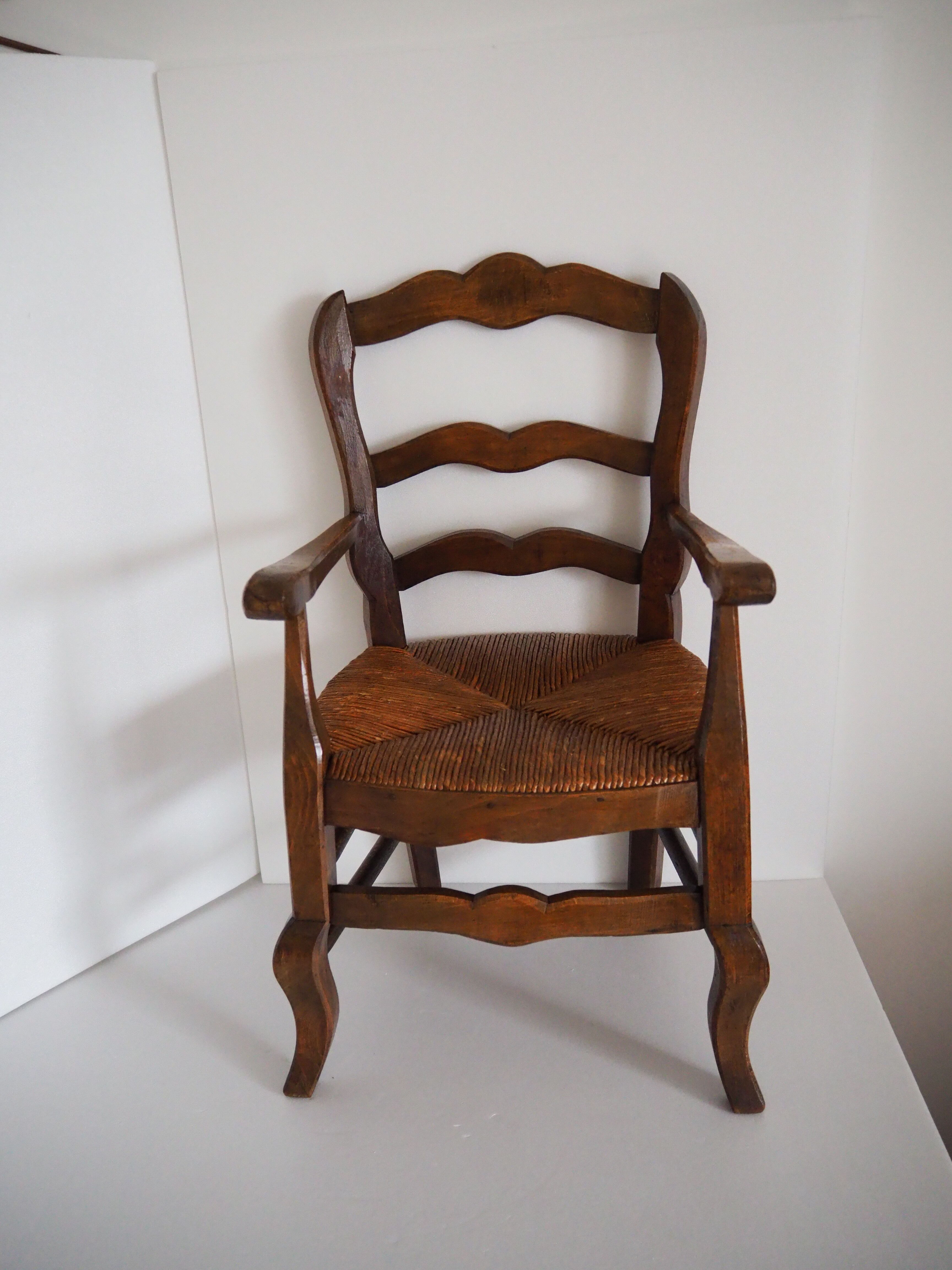 Children's armchair in solid wood with its mulched seat