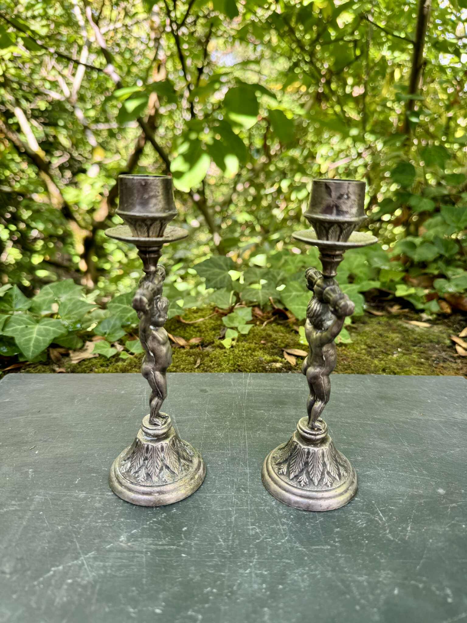 Paire de bougeoirs chérubins