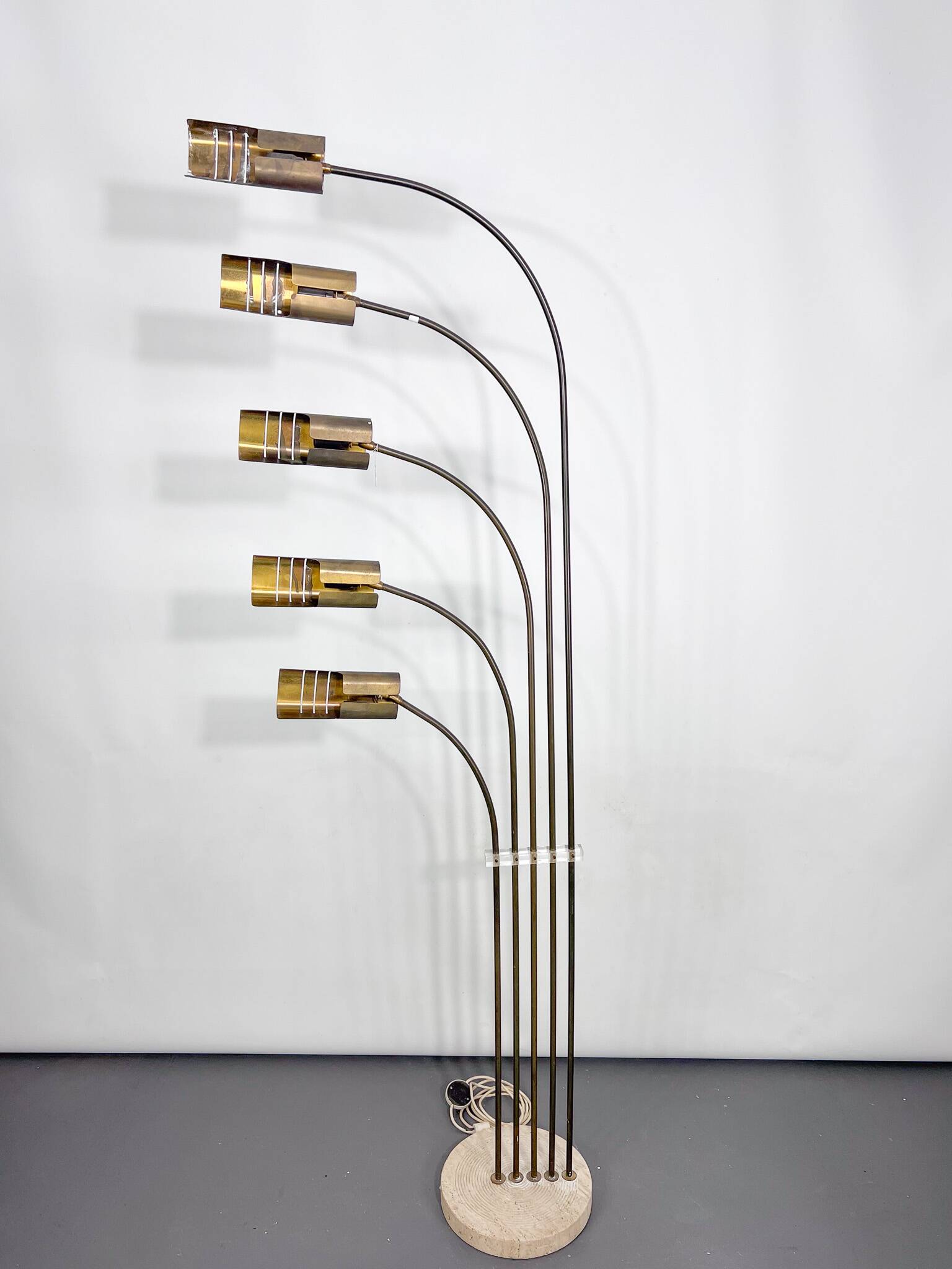 Goffredo Reggiani attributed. Floor lamp in brass and travertine. Italy 196
