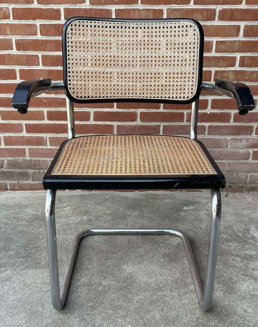 Chaise Cesca B64 avec accoudoirs by Marcel Breuer Design en noir