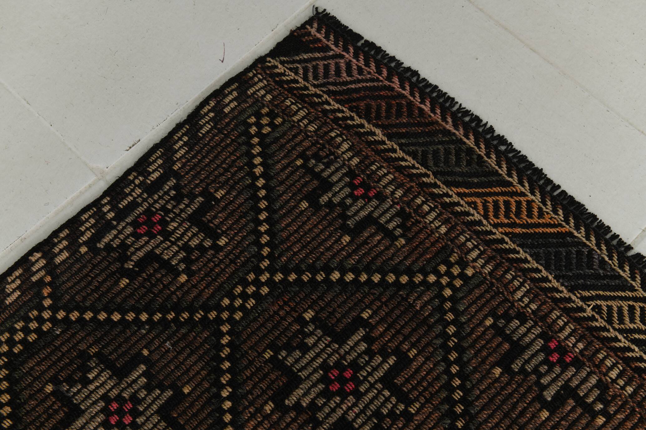 Tapis Kilim Vintage Noir et Brun à Motifs Géométriques, 183x297 Cm
