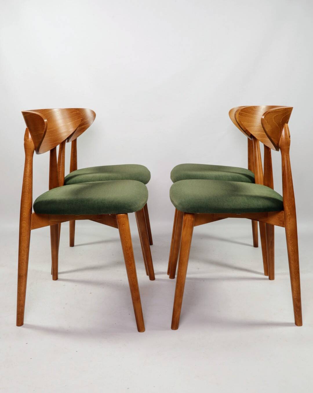 Scandinavian design dining room chairs in green velvet, set of 4