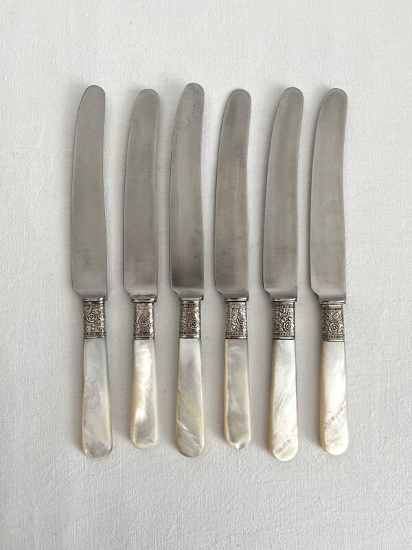 6 couteaux anciens en nacre et métal argenté