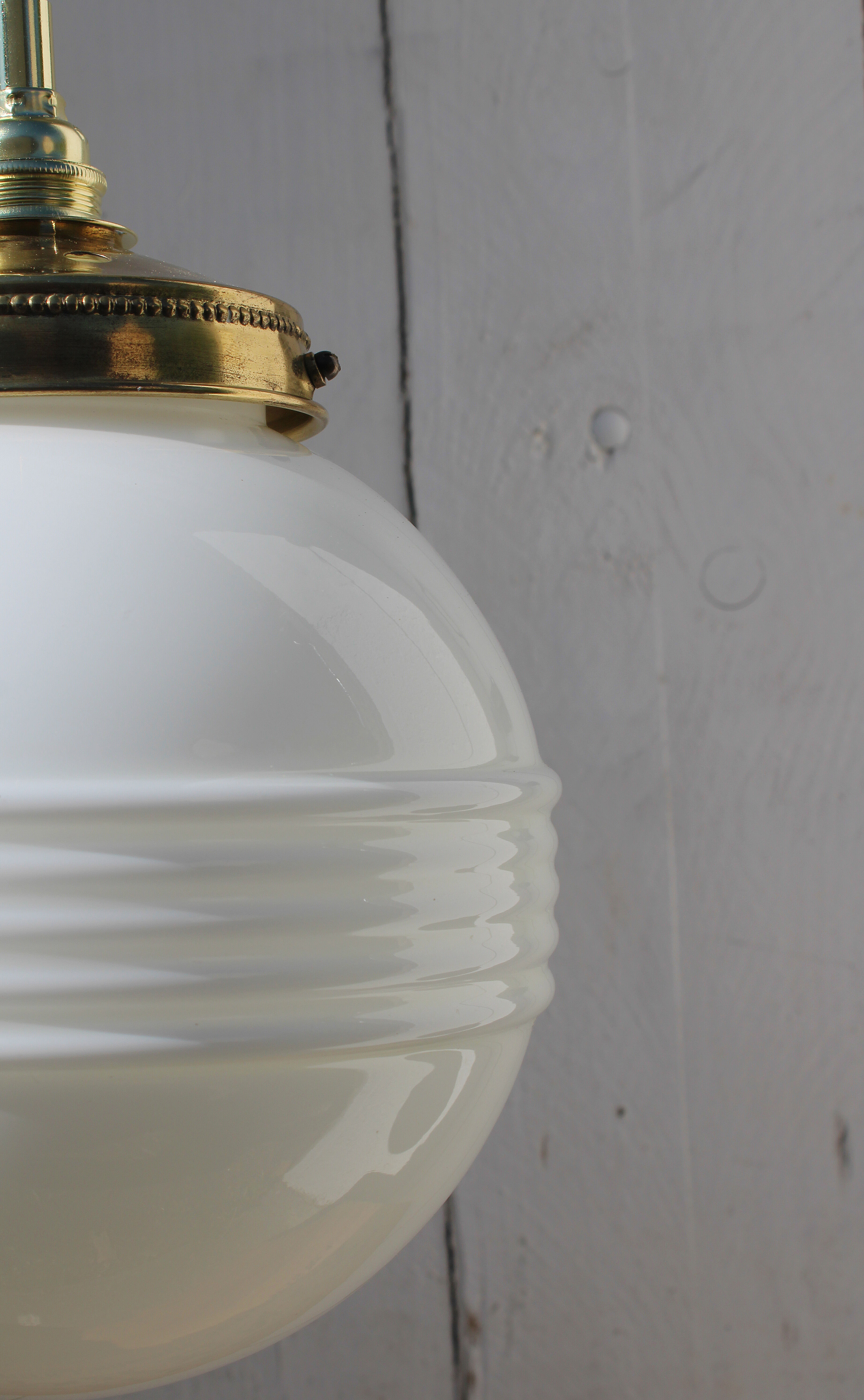 White and brass opaline globe suspension