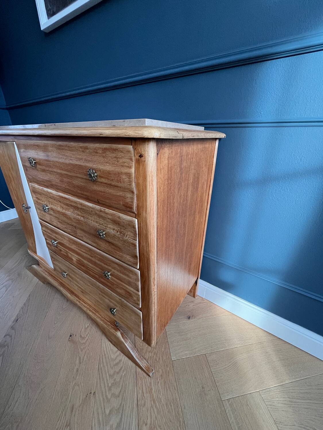 Moustache leg commode