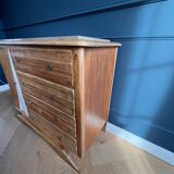 Moustache leg commode