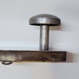 Porte manteau rétro vintage 4 patères en aluminium sur structure en bois