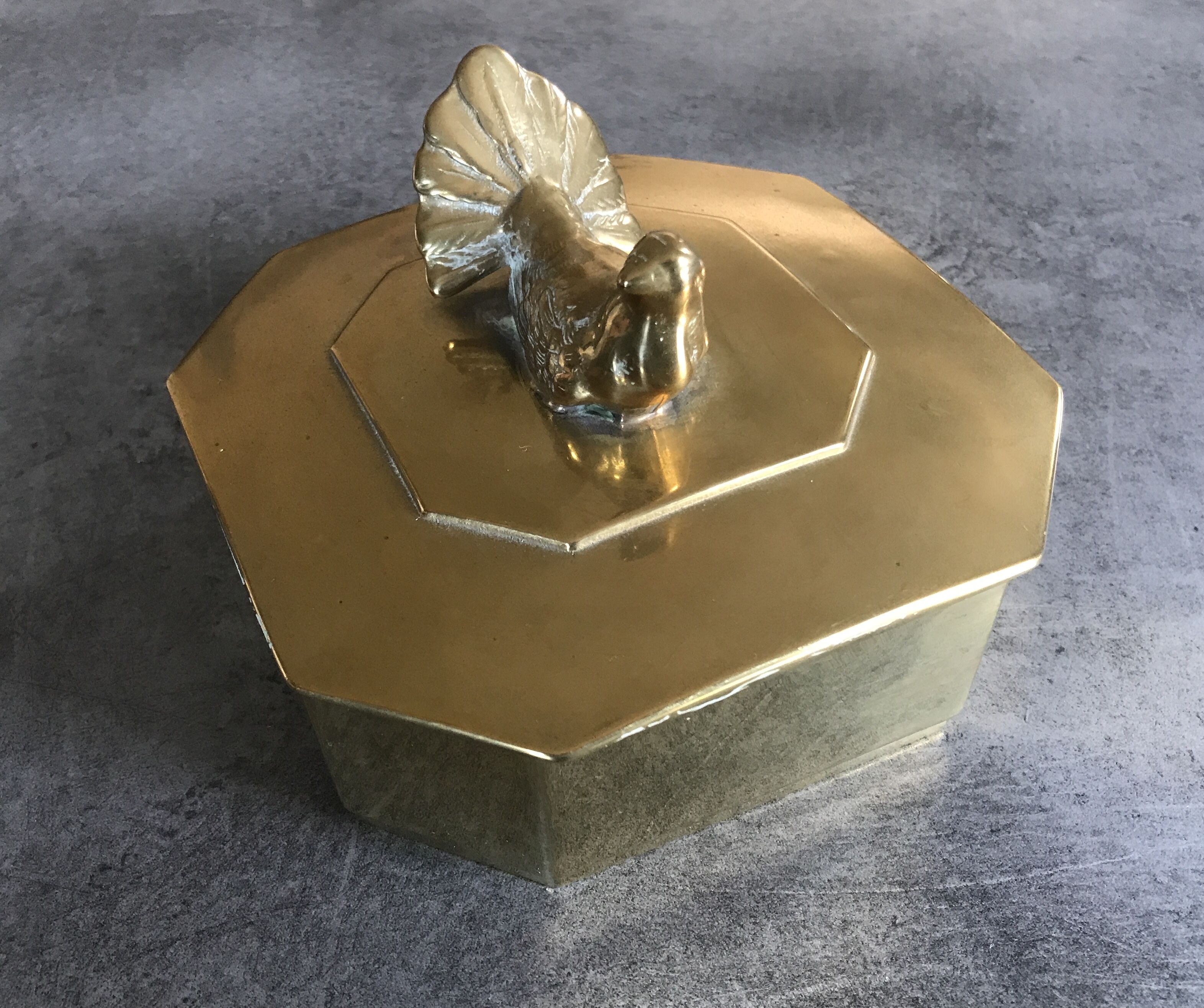 Box in solid brass octagon shape bird decoration 14,8cm