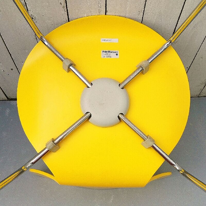 Pair of chairs Arne Jacobsen for Fritz Hansen edition 2001 yellow clove