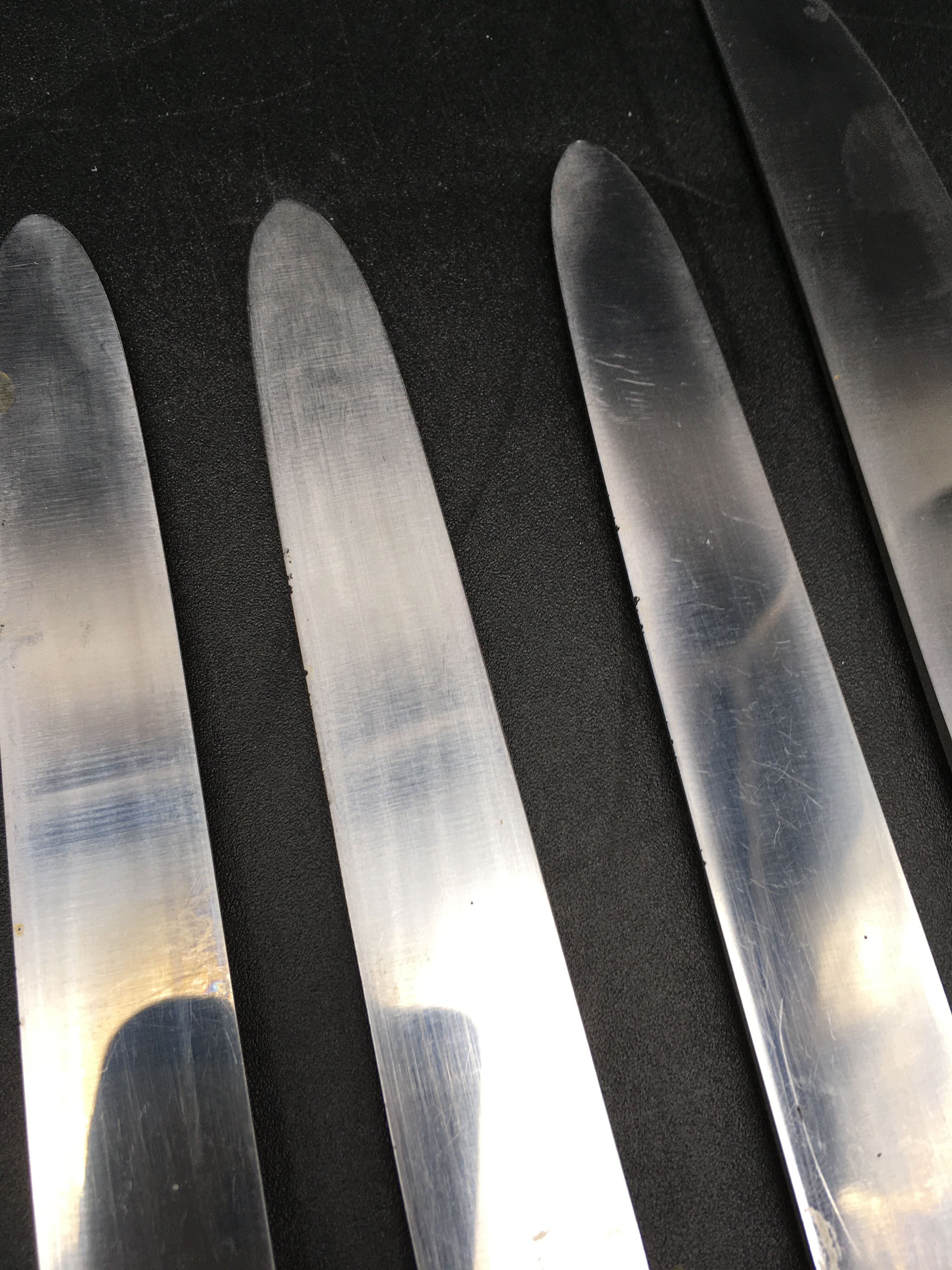 8 knives and 1 serving knife in silver metal Deetjen