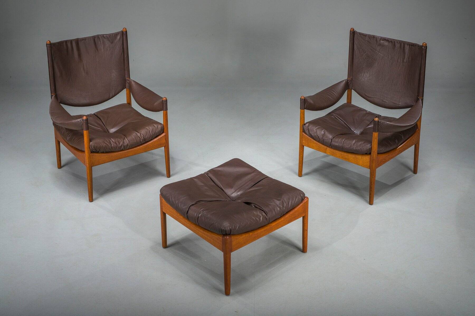 Ensemble de 3 fauteuils lounge danois modernes en chêne et cuir avec repose-pieds, conçus par Kristian Vedel pour Søren Wiladsen, années 1960.
