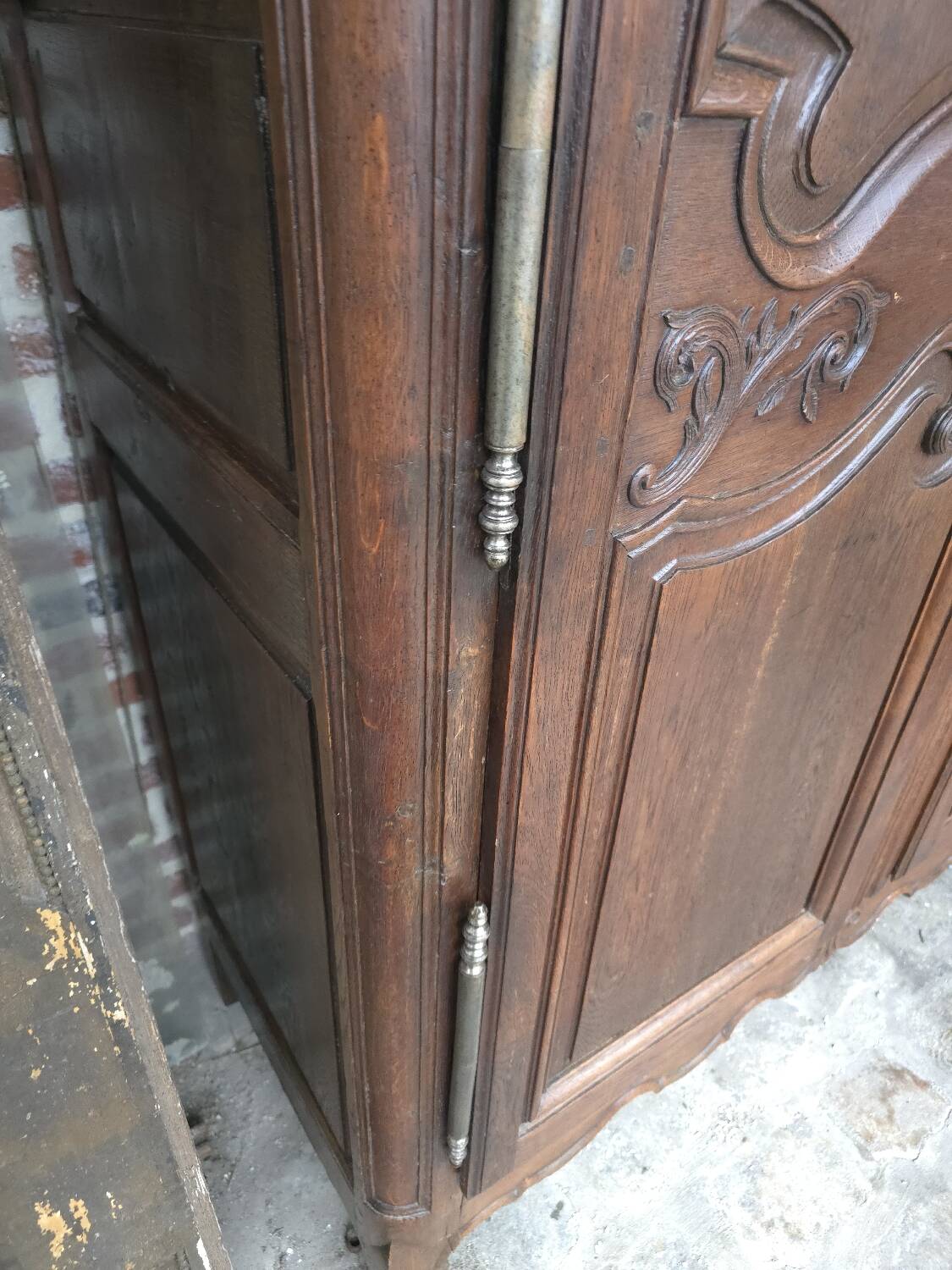 Moulded oak wardrobe from the 18th century.