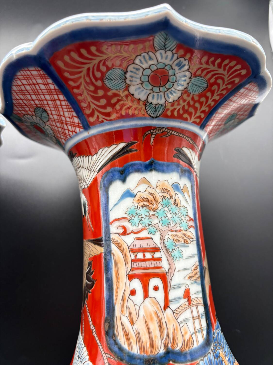 Paire de Vases Cornets Japonais Imari | Décor de Grues & Rouge de Fer