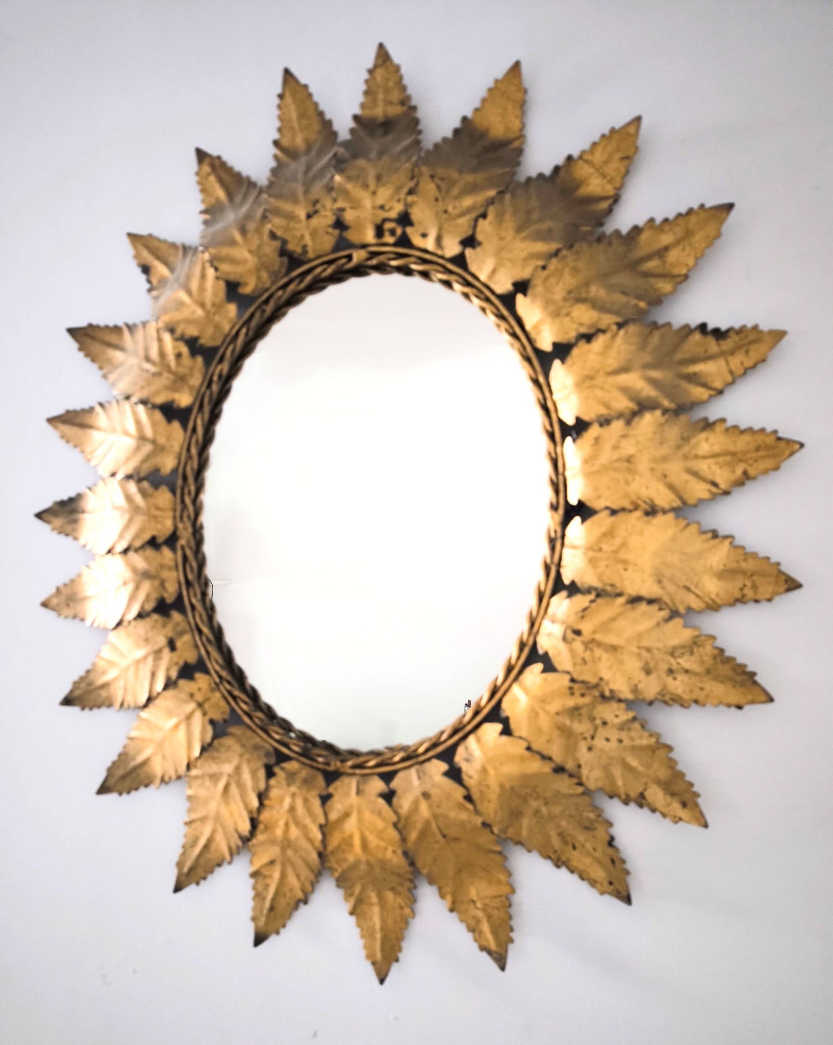 Miroir «Sun Mirror» espagnol des années 60, en métal doré.