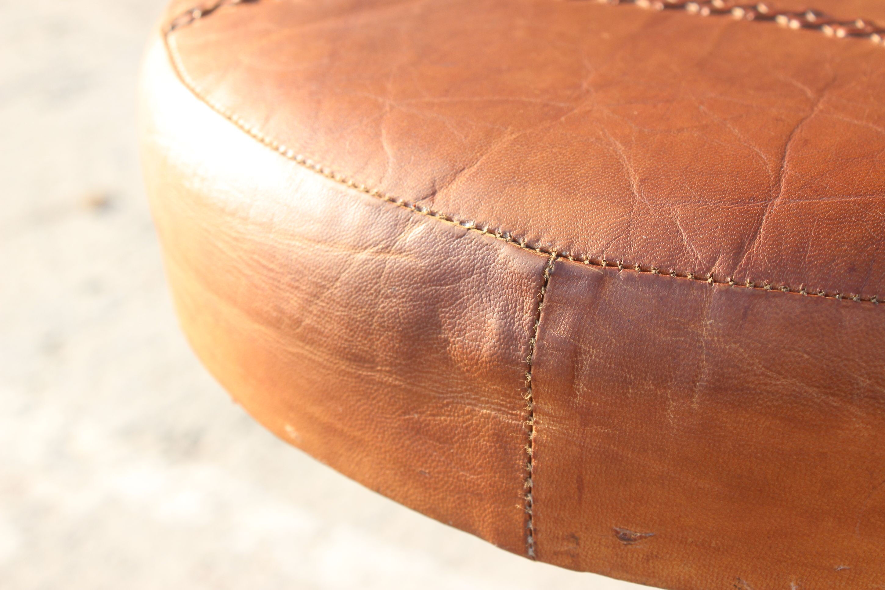 Tabouret vintage en acier et cuir de style industriel