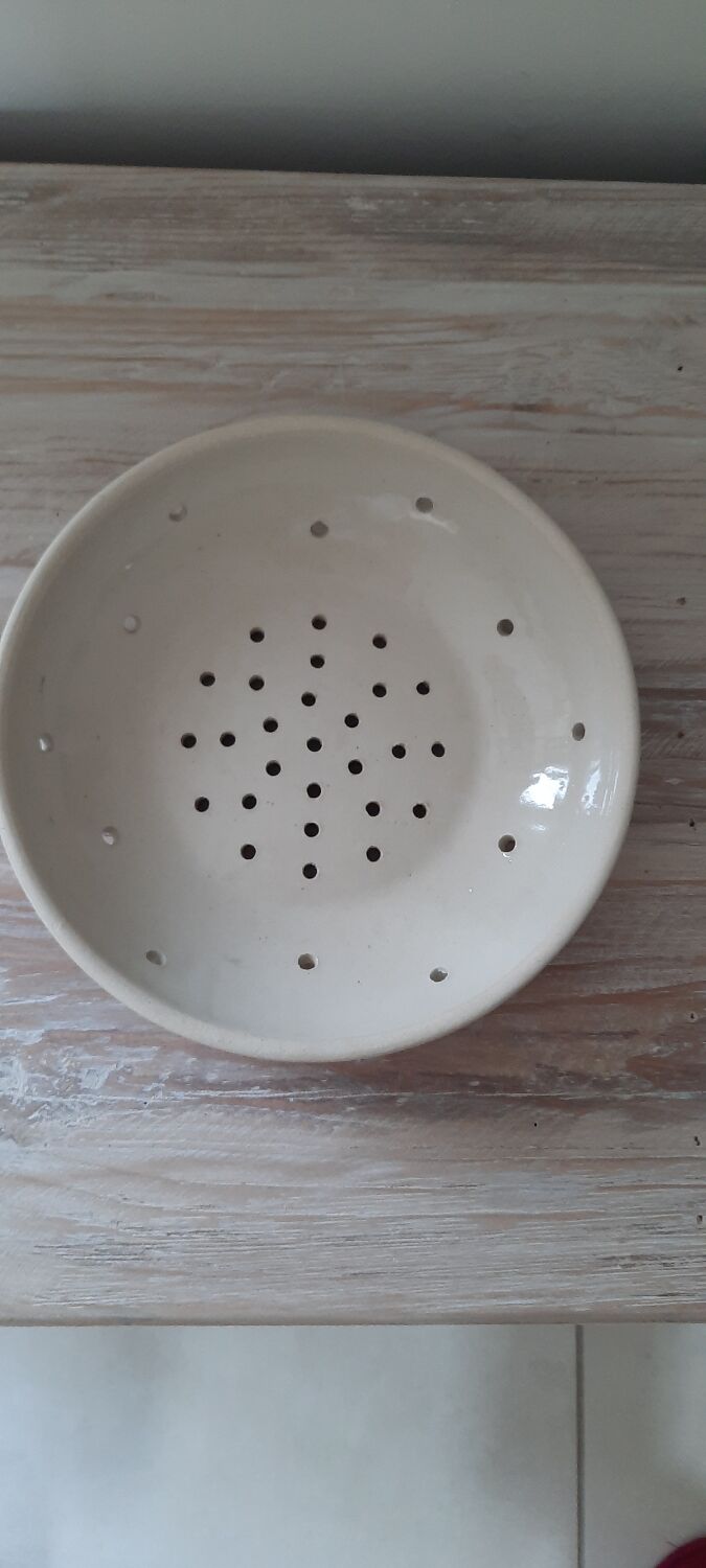 Glazed stoneware draining dish