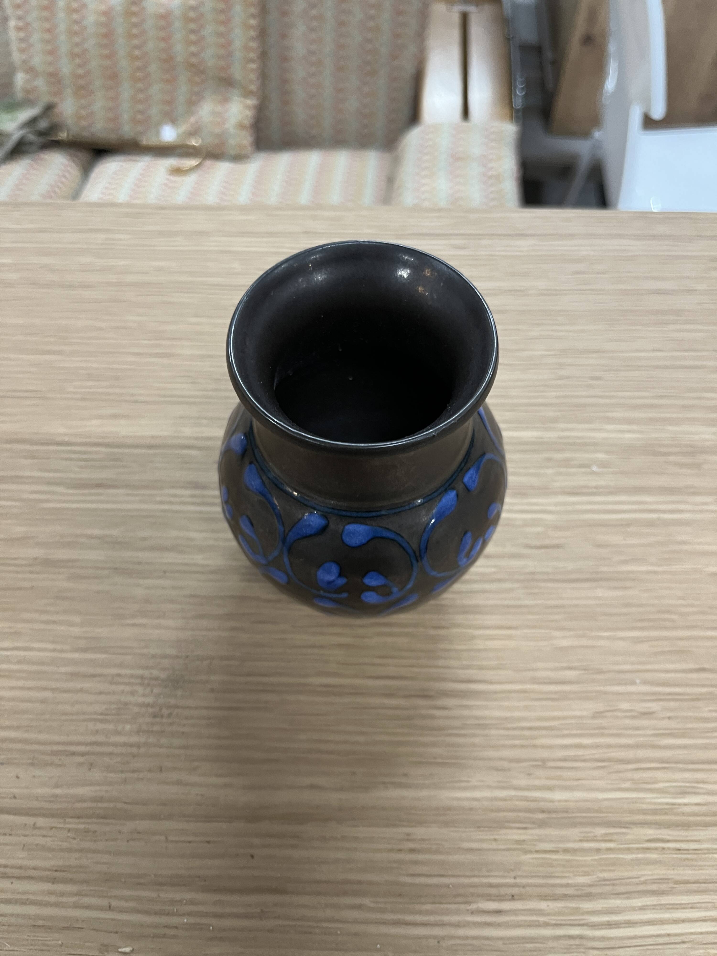 Small vase signed Lilou Milcent
