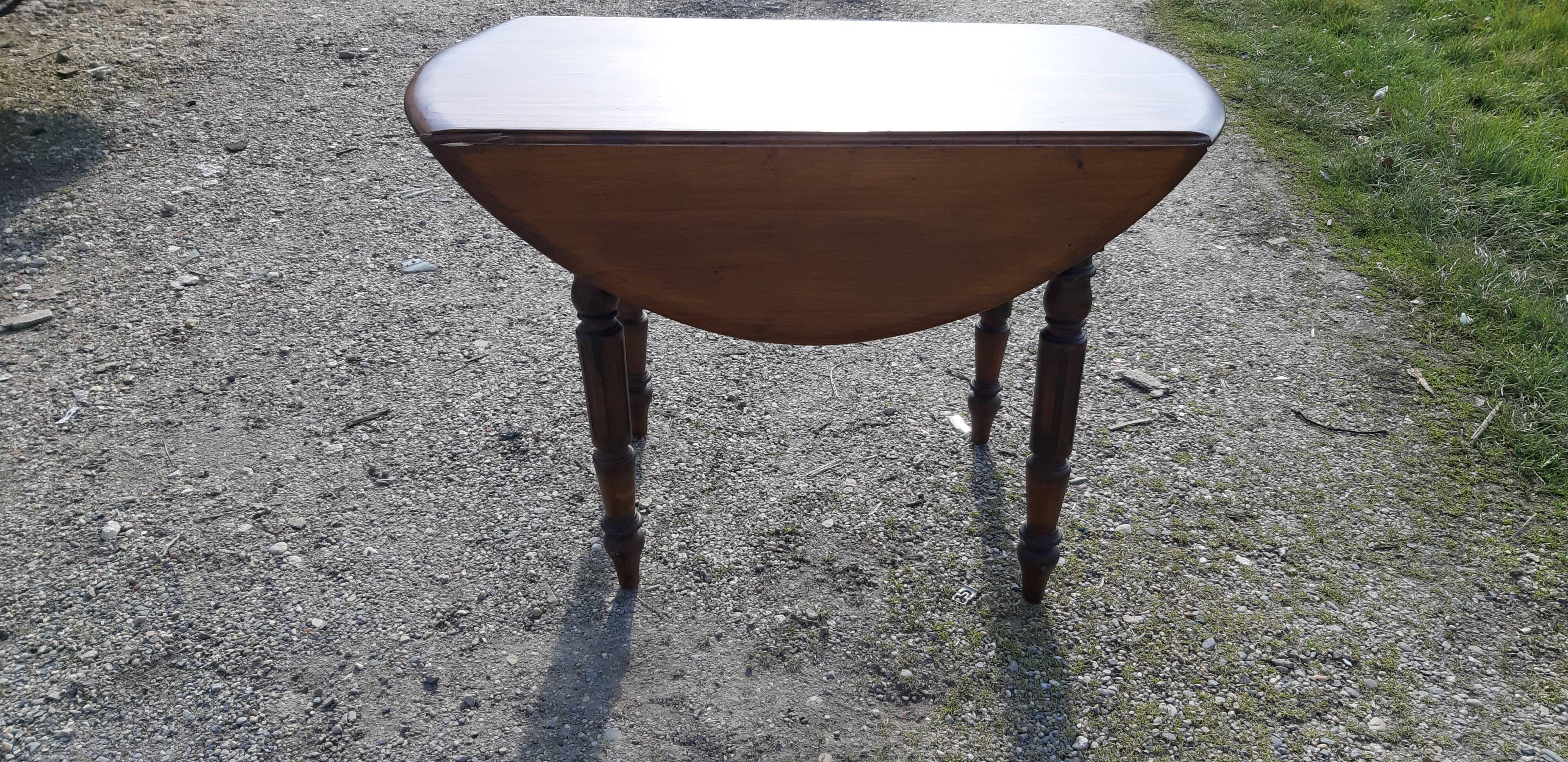 Round table in pine , with flaps