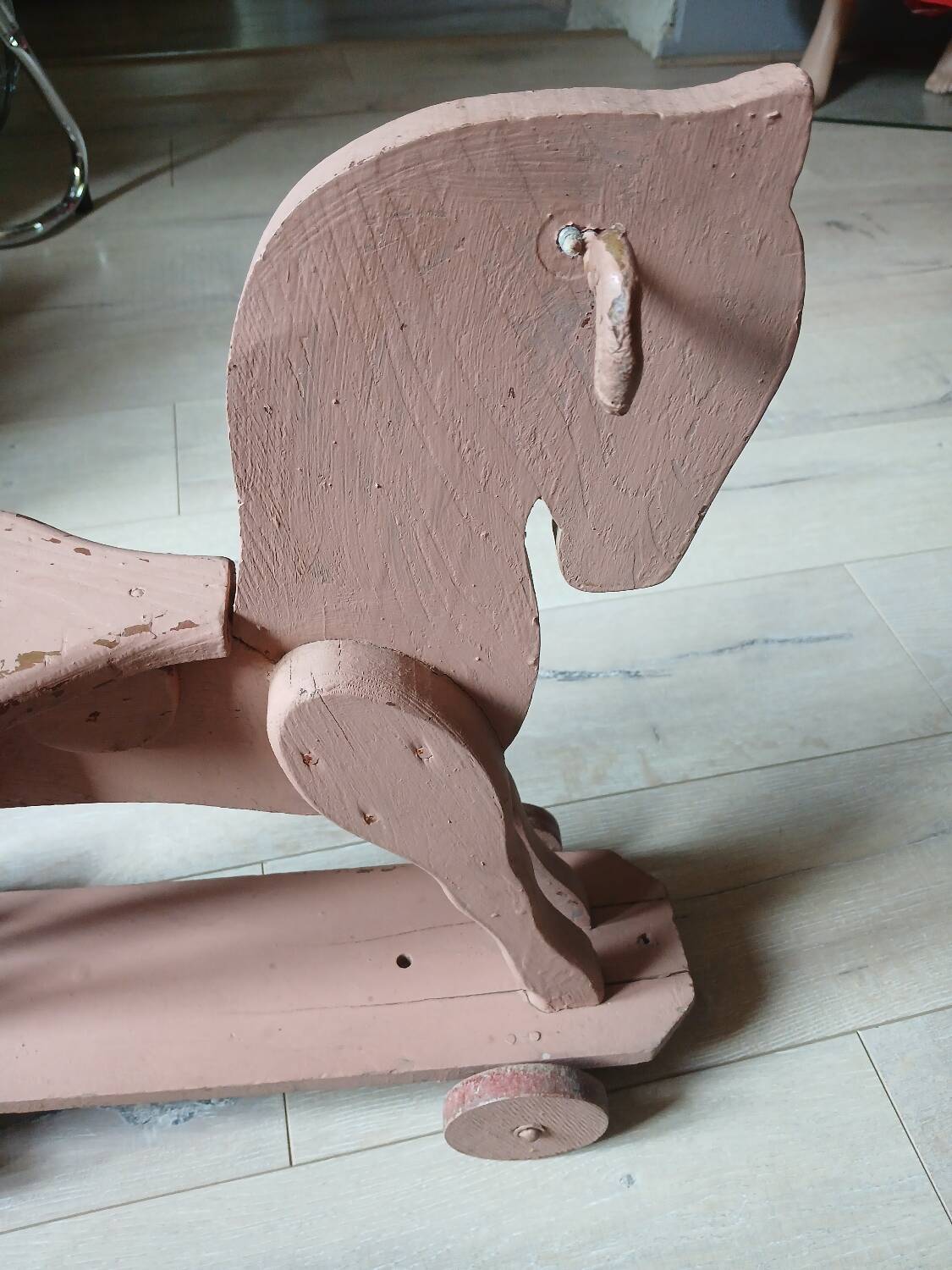 Cheval ancien en bois à roulettes
