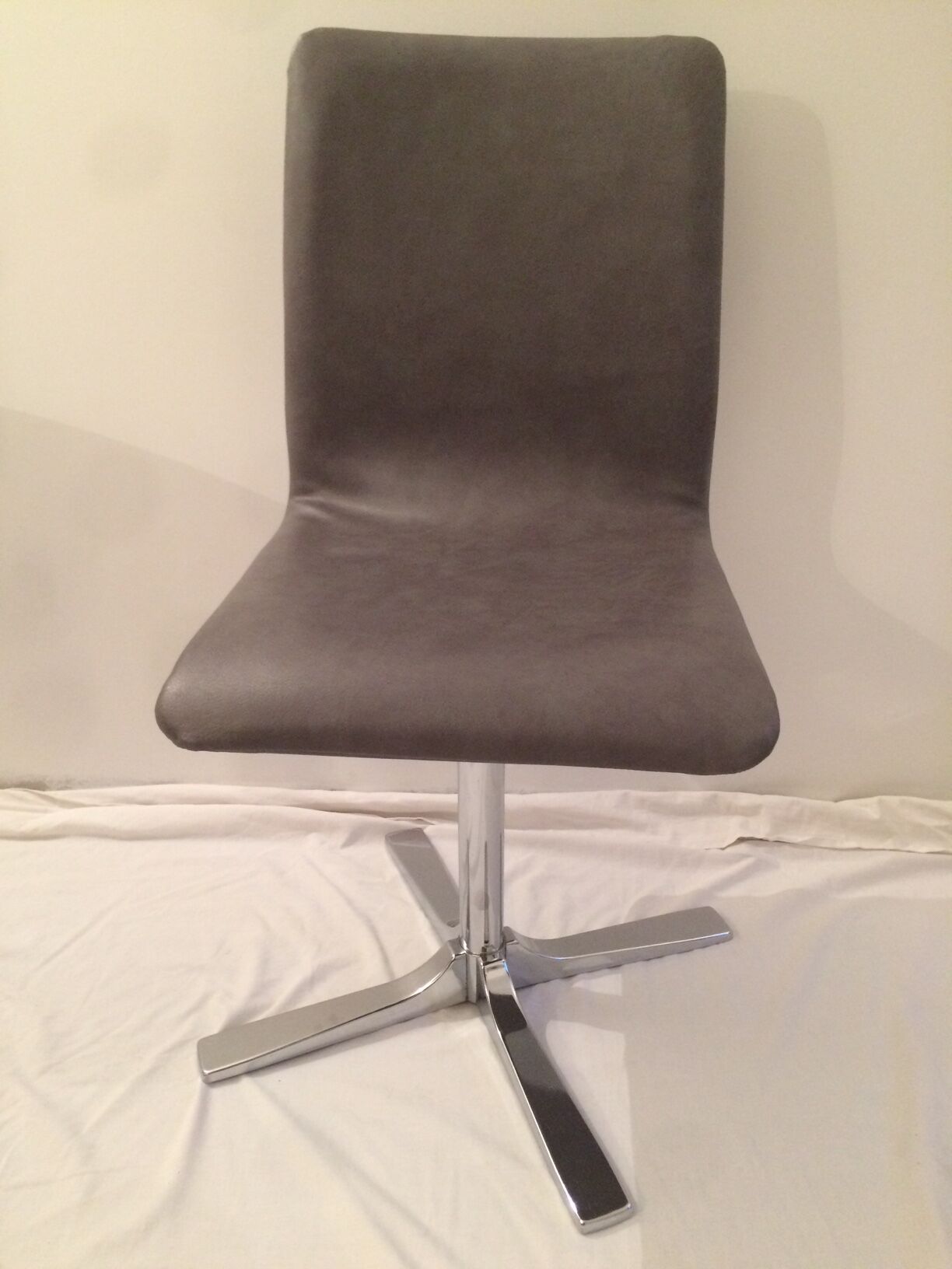 Table in white Formica, 3 chairs and 1 stool in gray leatherette