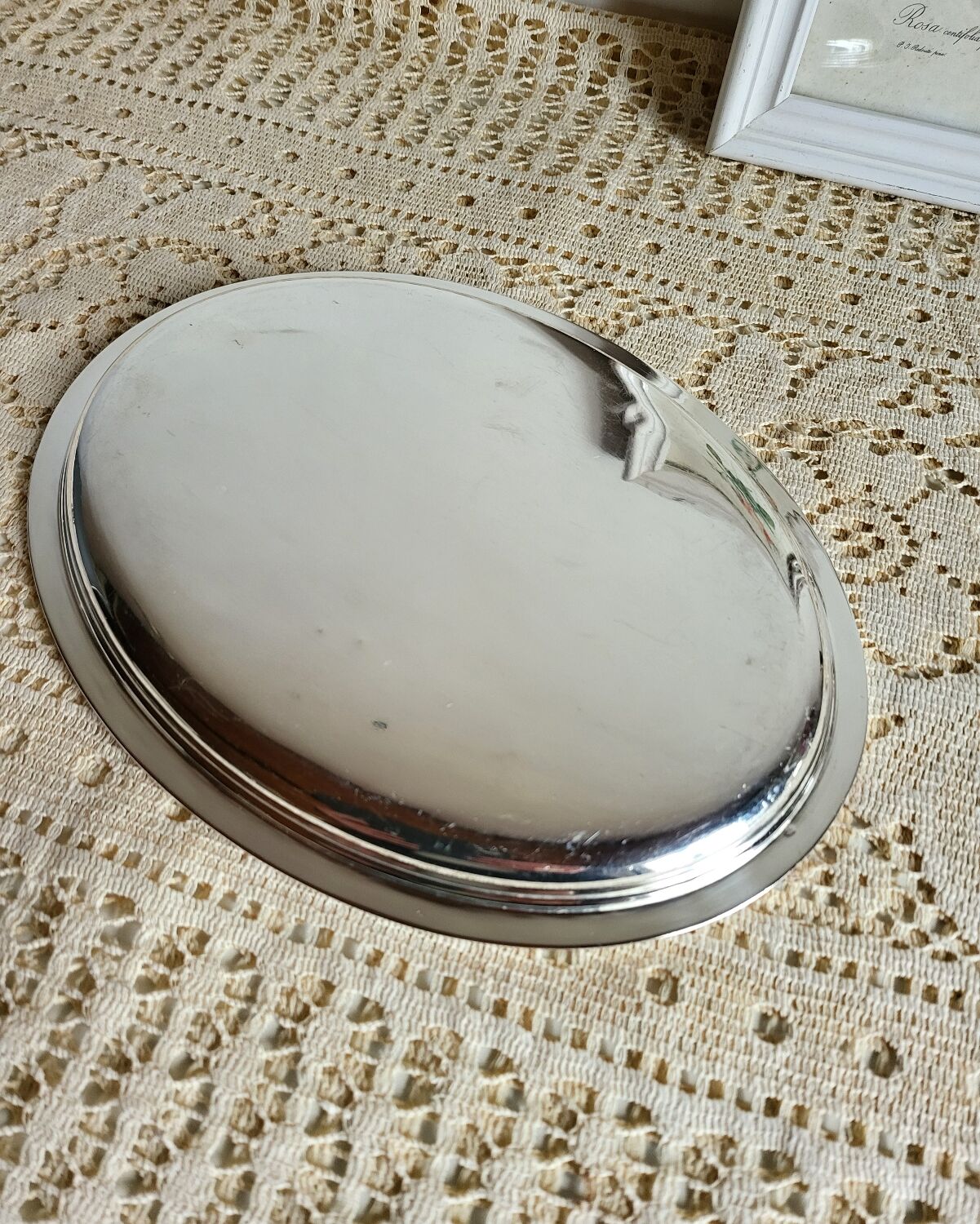 Small oval dish in silver-plated metal