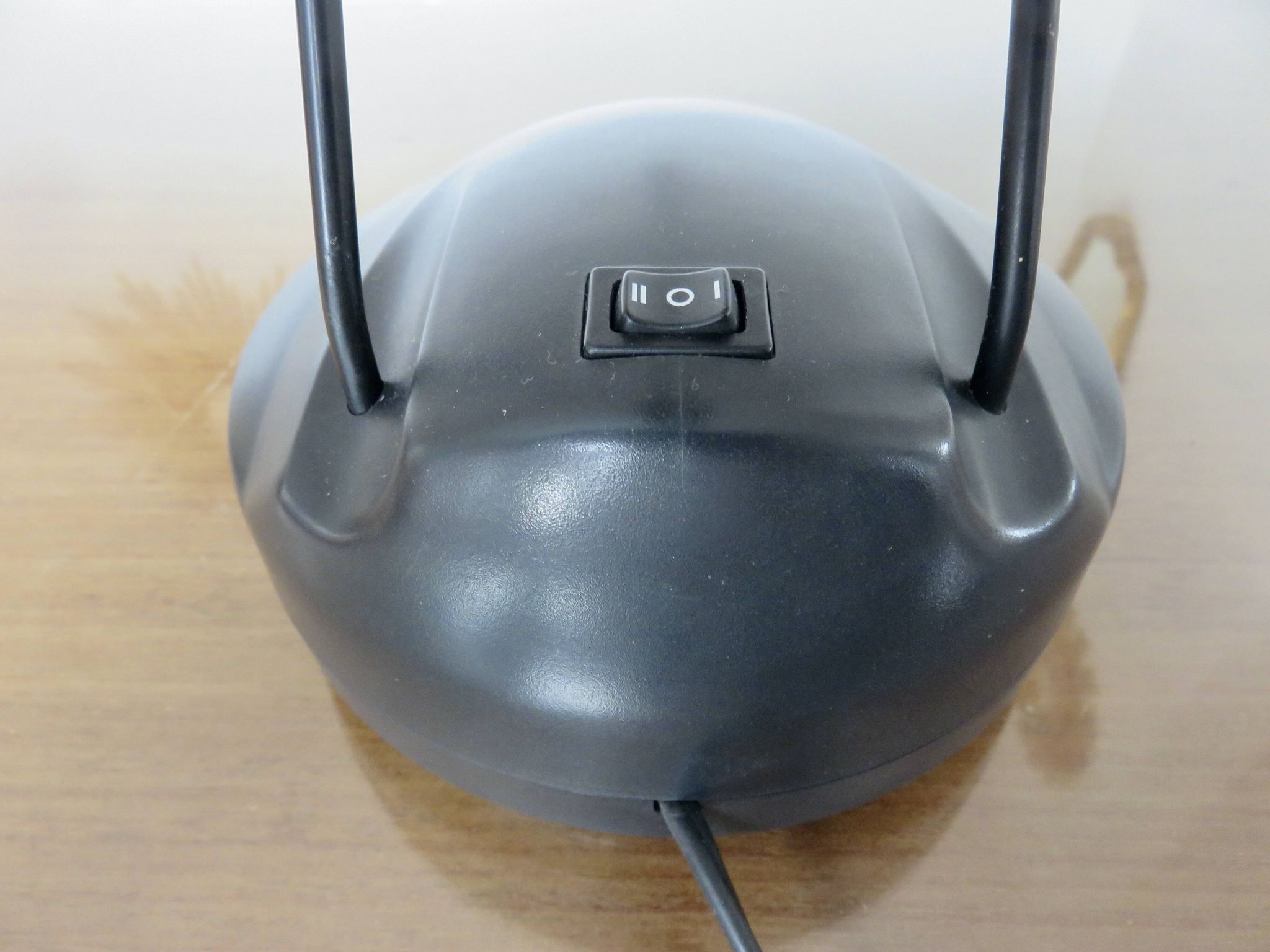 Lampe de bureau zoomorphe en merisier et polycarbonate