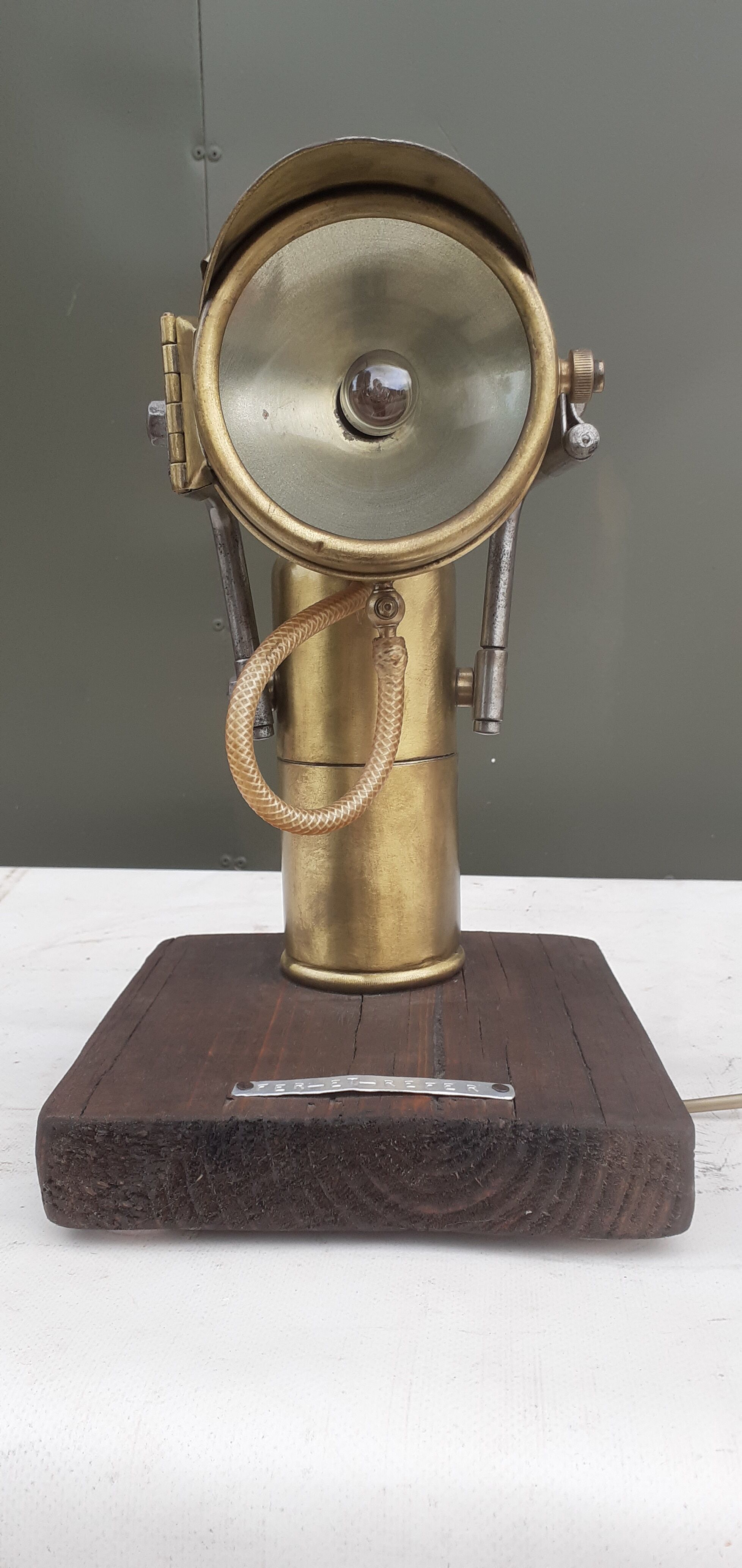 Ancienne lampe acétylène " Lutetia" sur support bois