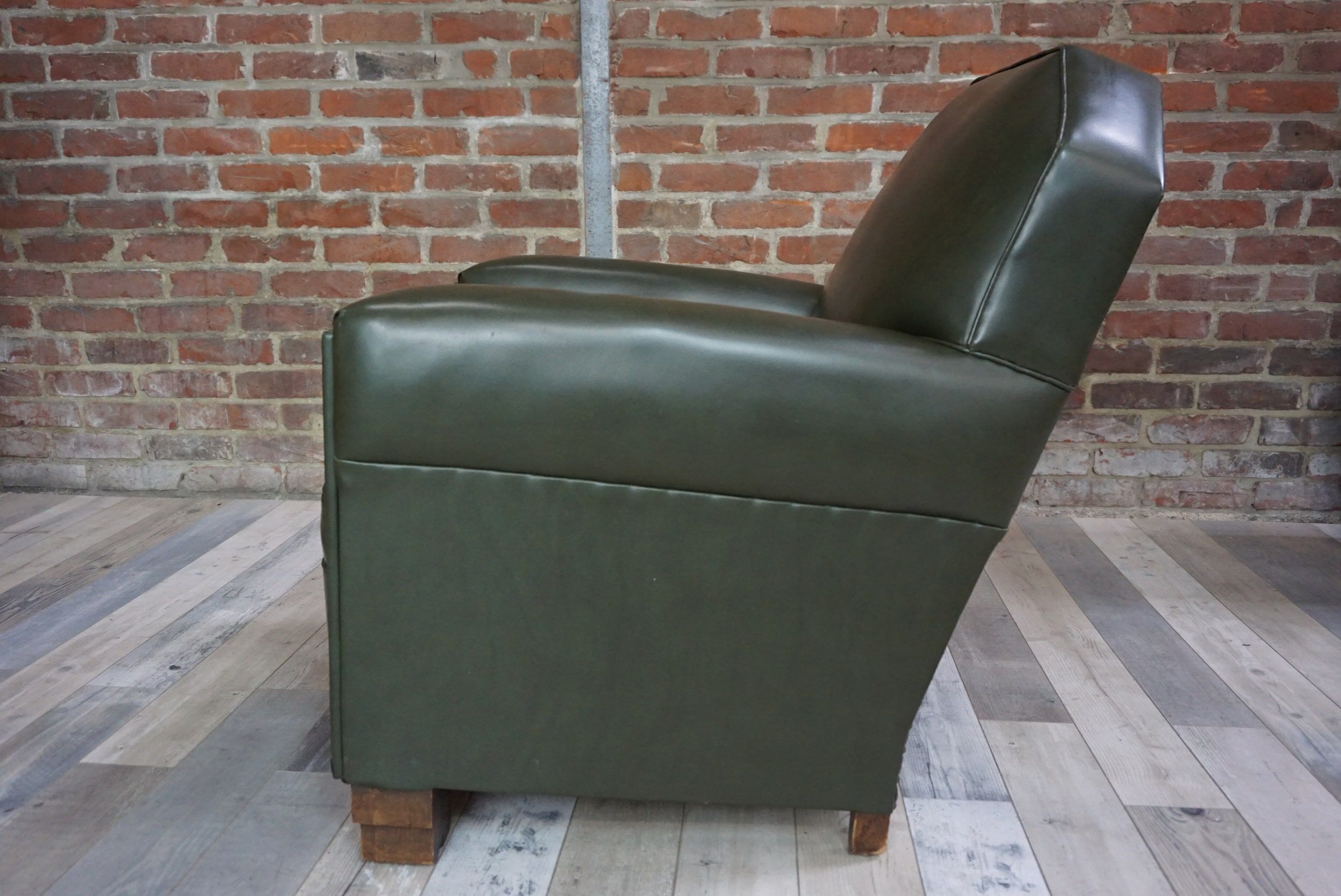 Fauteuil club art déco en skaï et bois