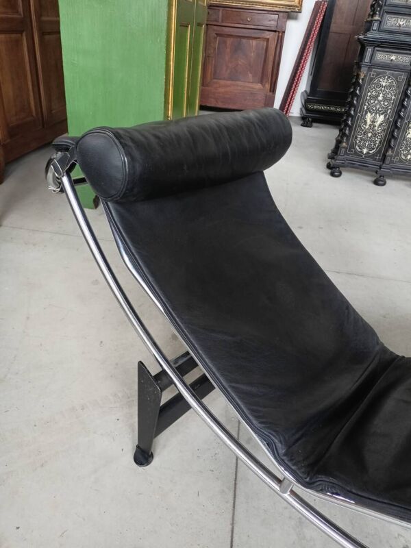 Chaise longue LC4 signée – Le Corbusier / Cassina – cuir noir