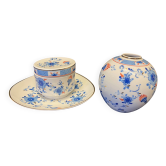 Volkstedt. Ensemble de bonbonnière, plat et vase en cobalt.