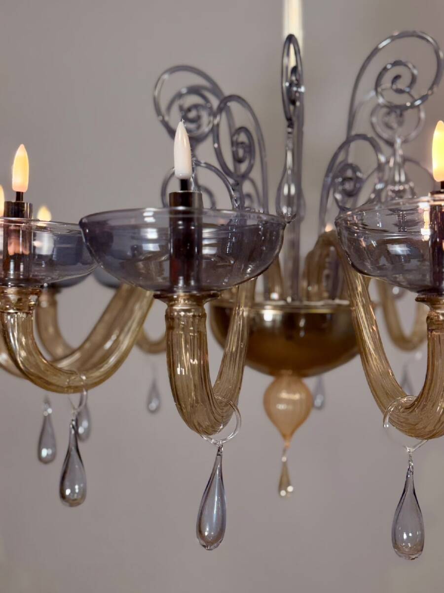 Venetian chandelier in blue and amber Murano glass, 12 light arms, circa 1980.