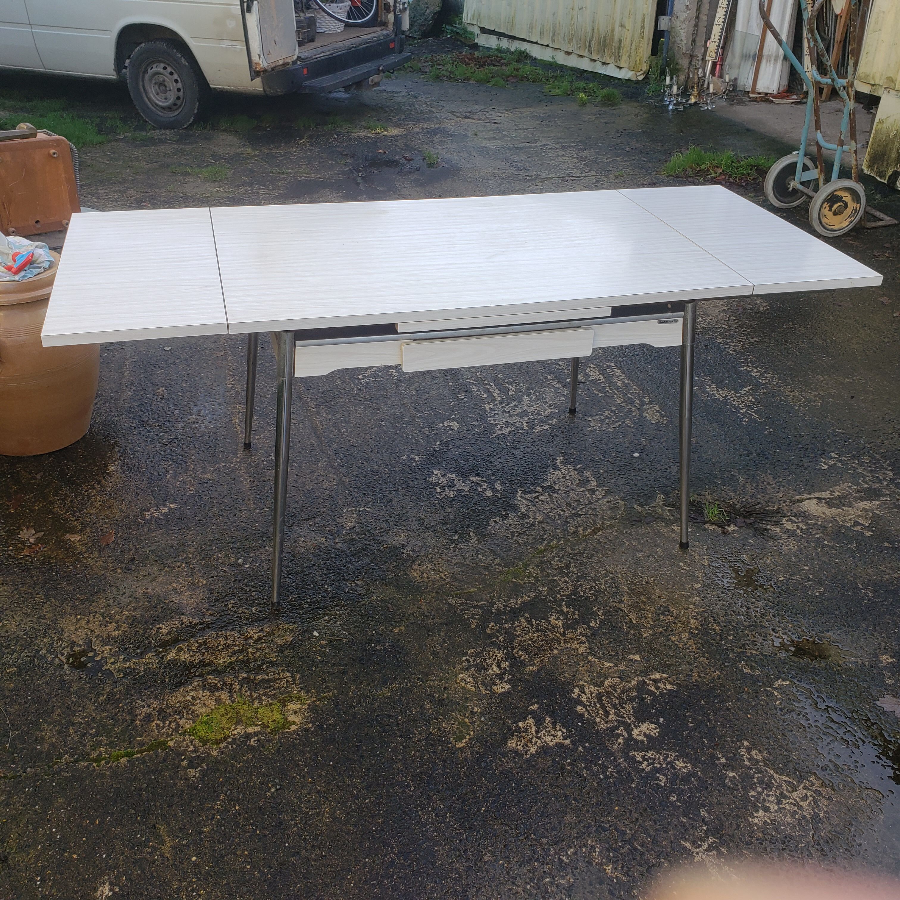 Formica table with extensions