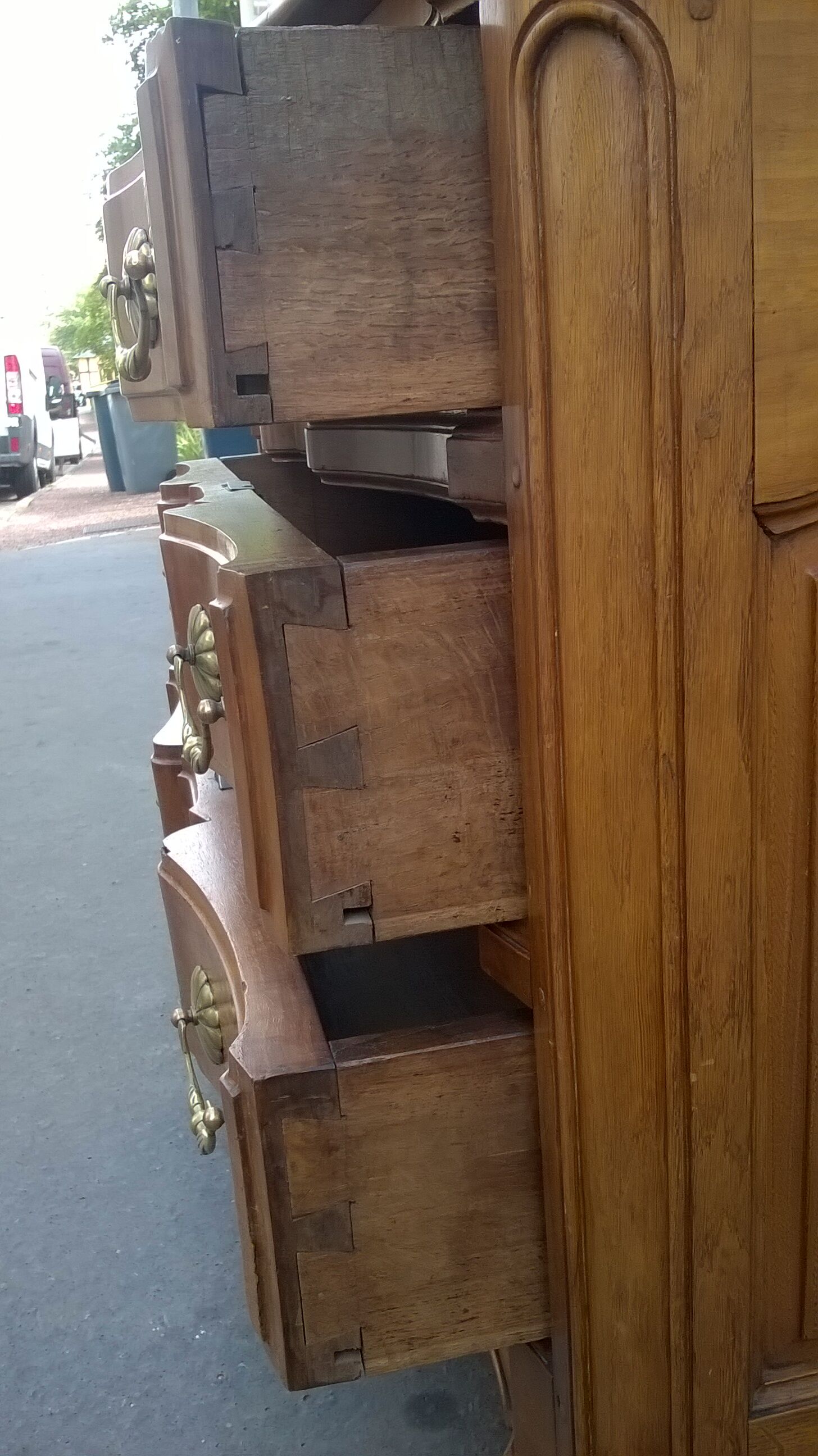 Commode arbalète en noyer XVlle, Louis XV