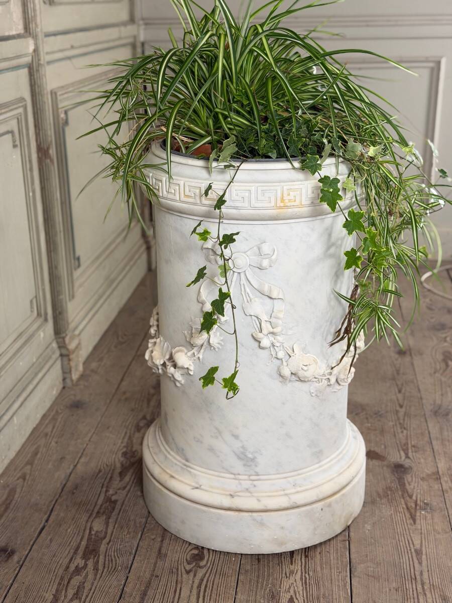Carrara marble jardinière in Louis XVI style, circa 1880.