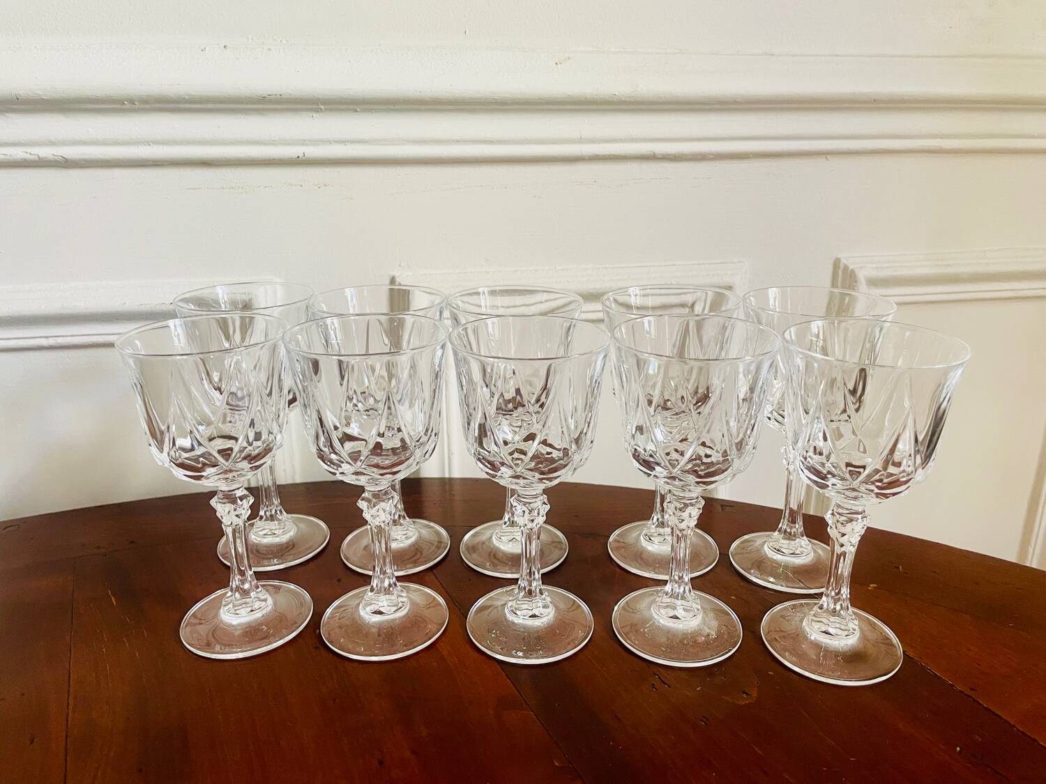 Service de 10 verres à pied en cristal ciselé