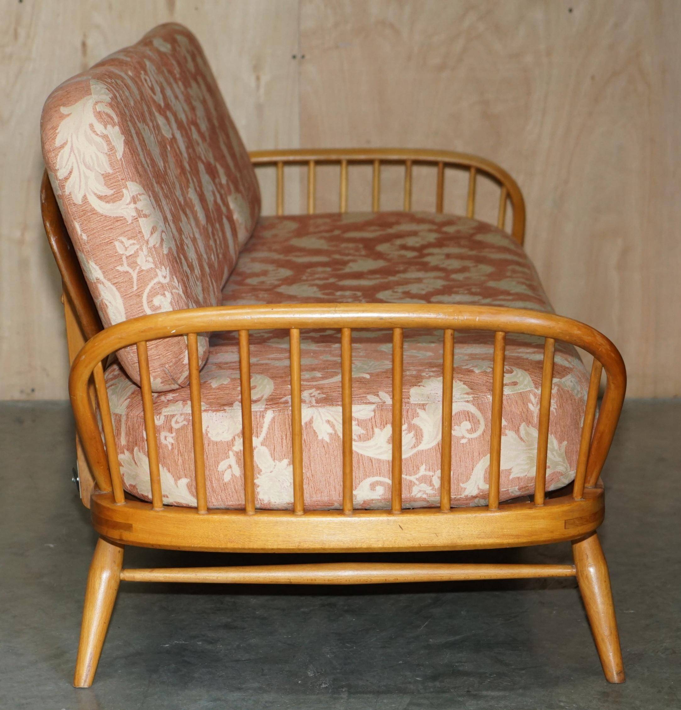 Vintage Ercol Windsor Studio 355 canapé / daybed, light wood, Mid-Century Modern design.
