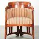 Concevoir une chaise de côté/de salle à manger avec un magnifique revêtement en tissu jaune luxueux.
