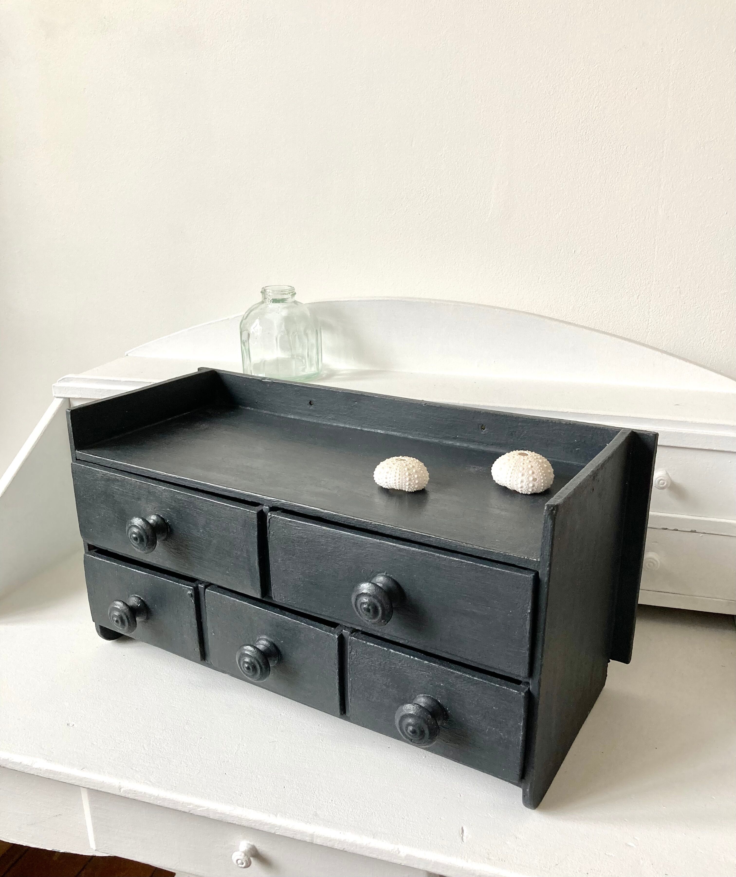 Drawer shelf with lockers