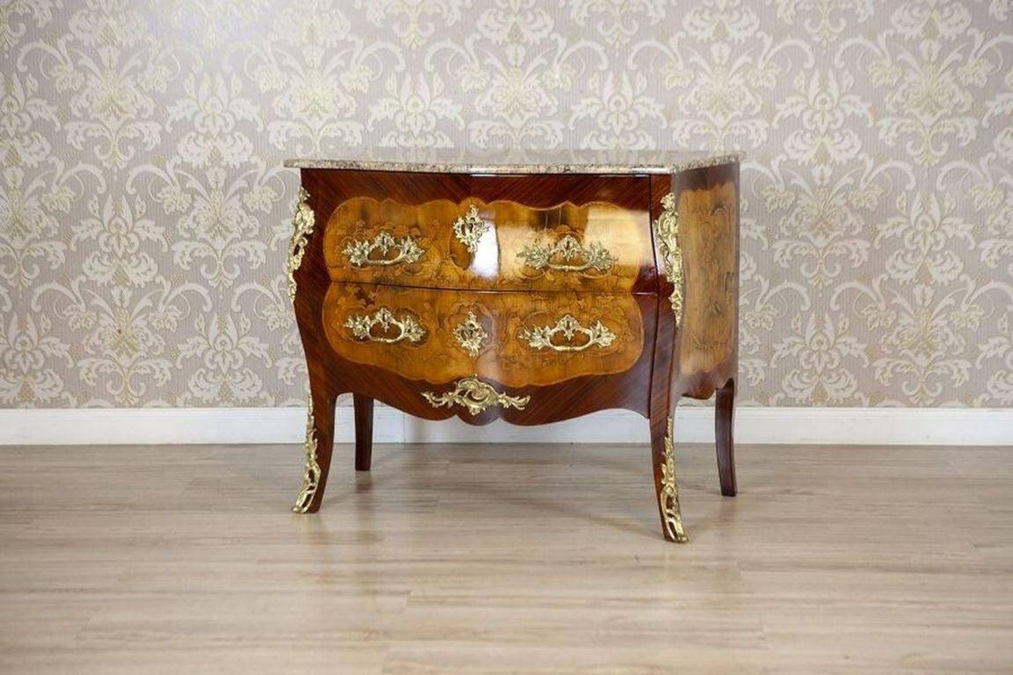 Commode de style français avec dessus en granit, années 1890.