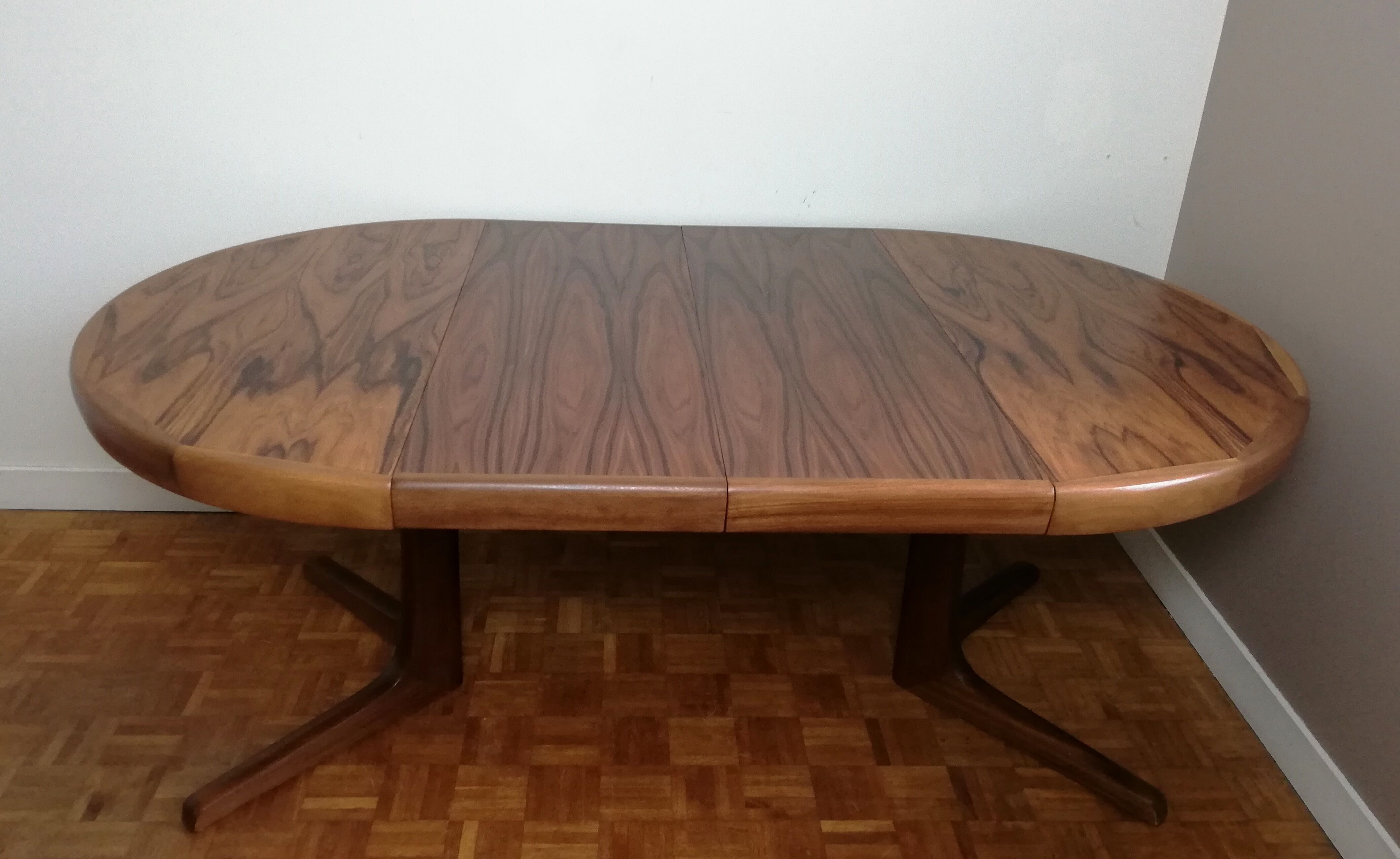 Central-footed rosewood round table