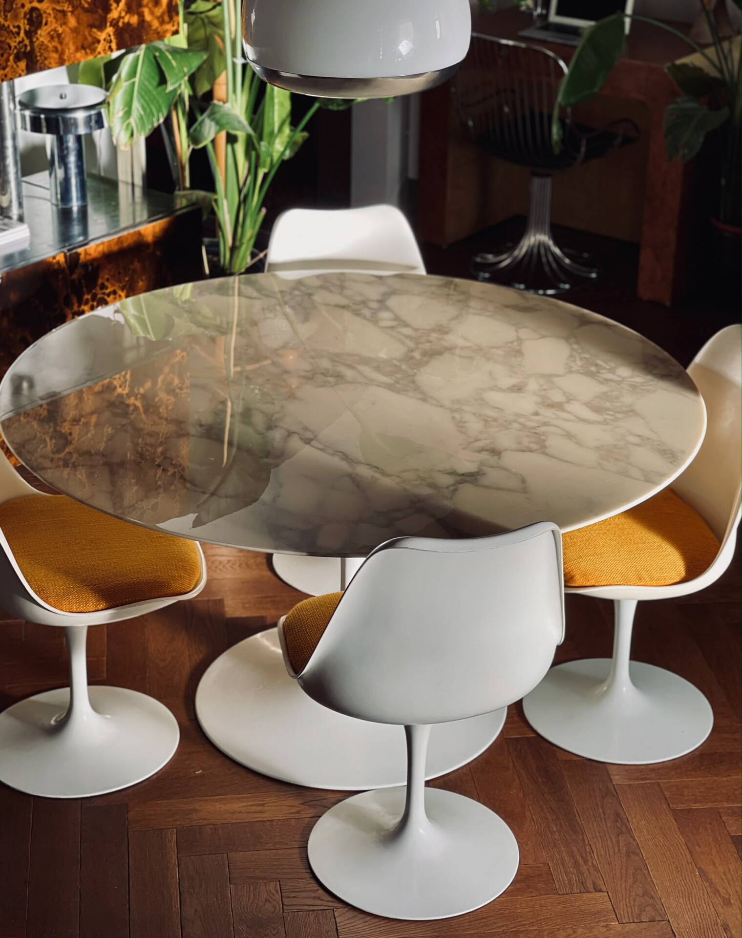 Tulip Knoll Table Saarinen + 4 chairs – Vintage design – Calacatta marble