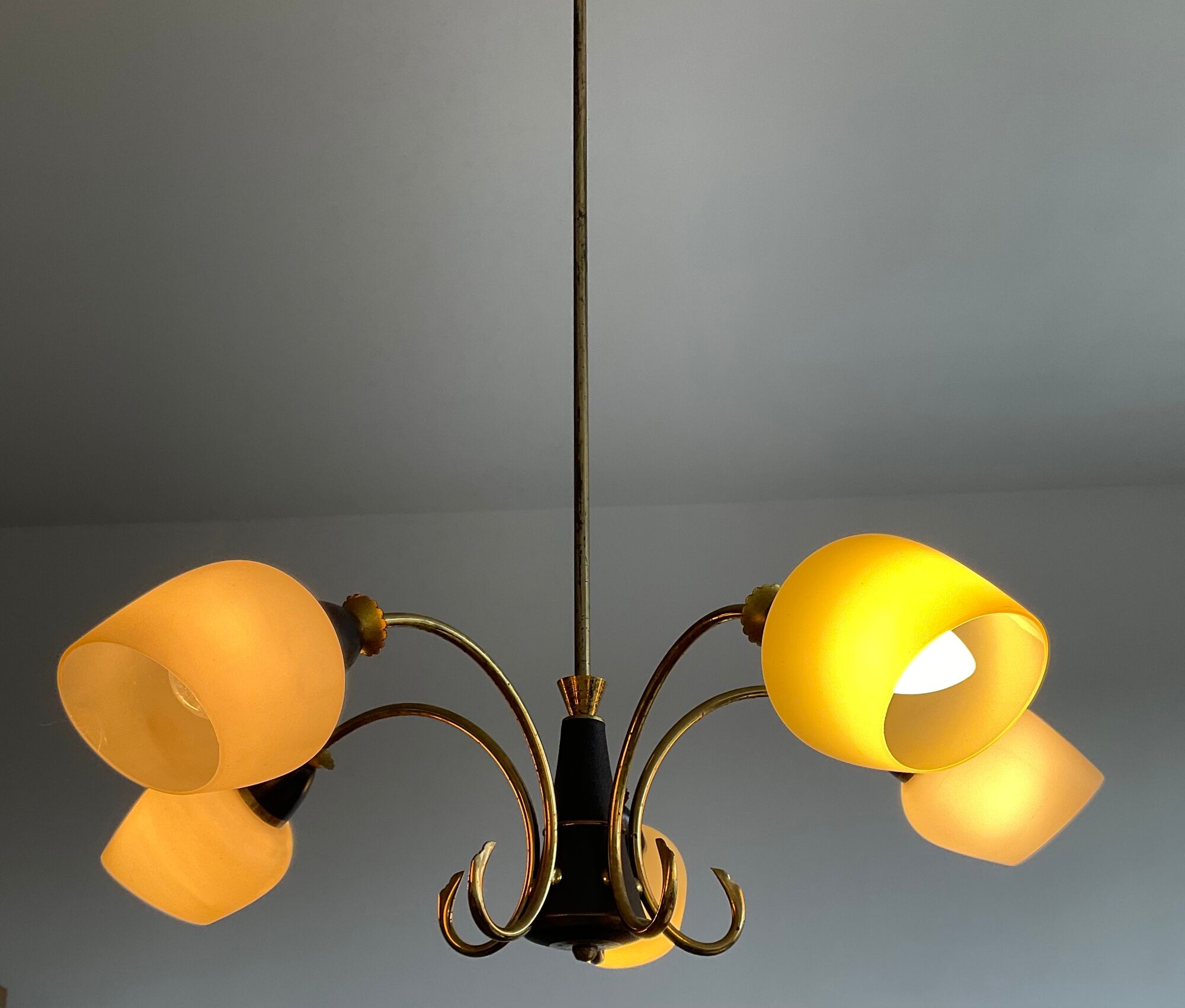 Art deco chandelier 6fires in brass, black metal and opaline