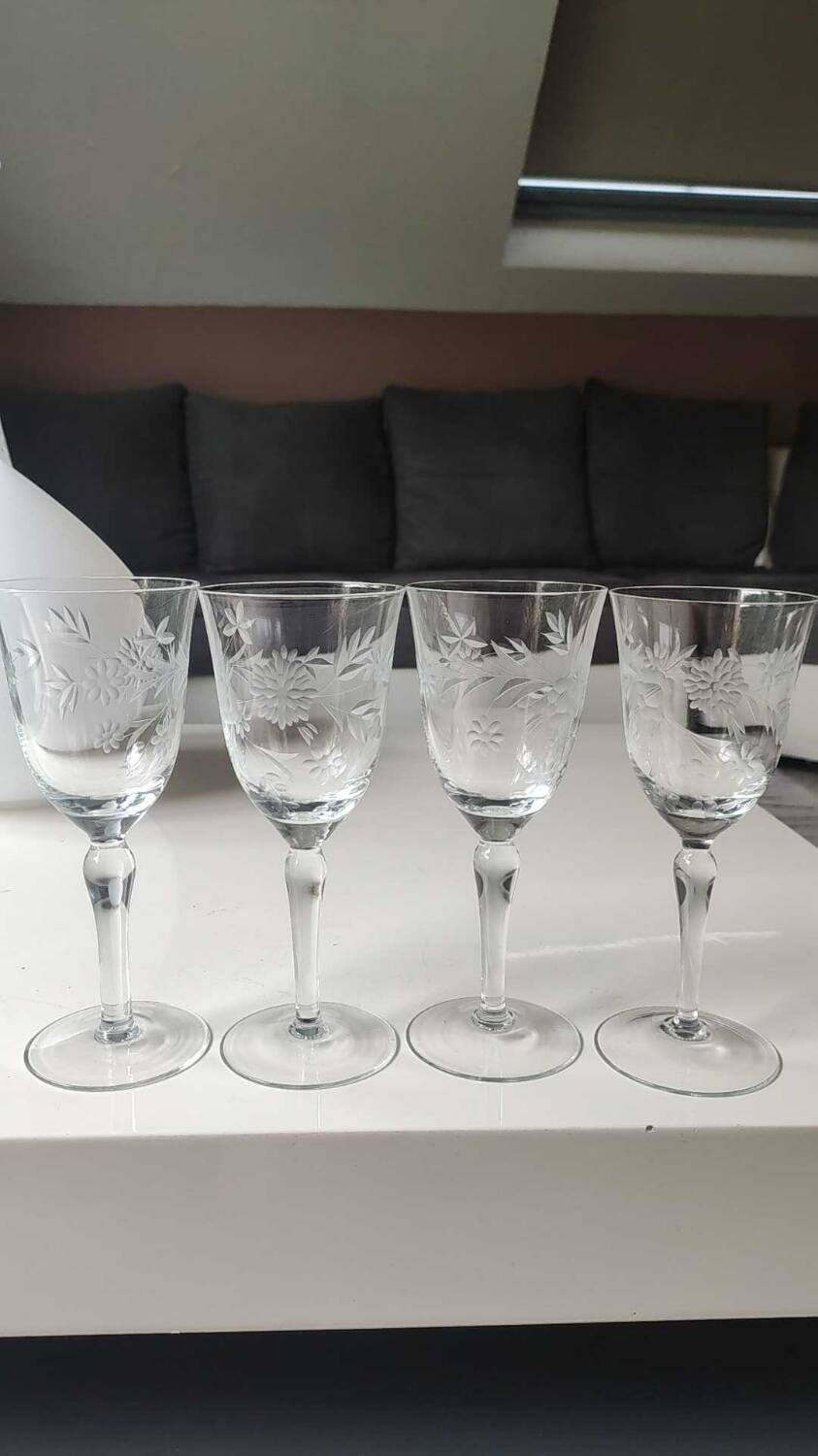 Set of 6 Large stemmed wine glasses